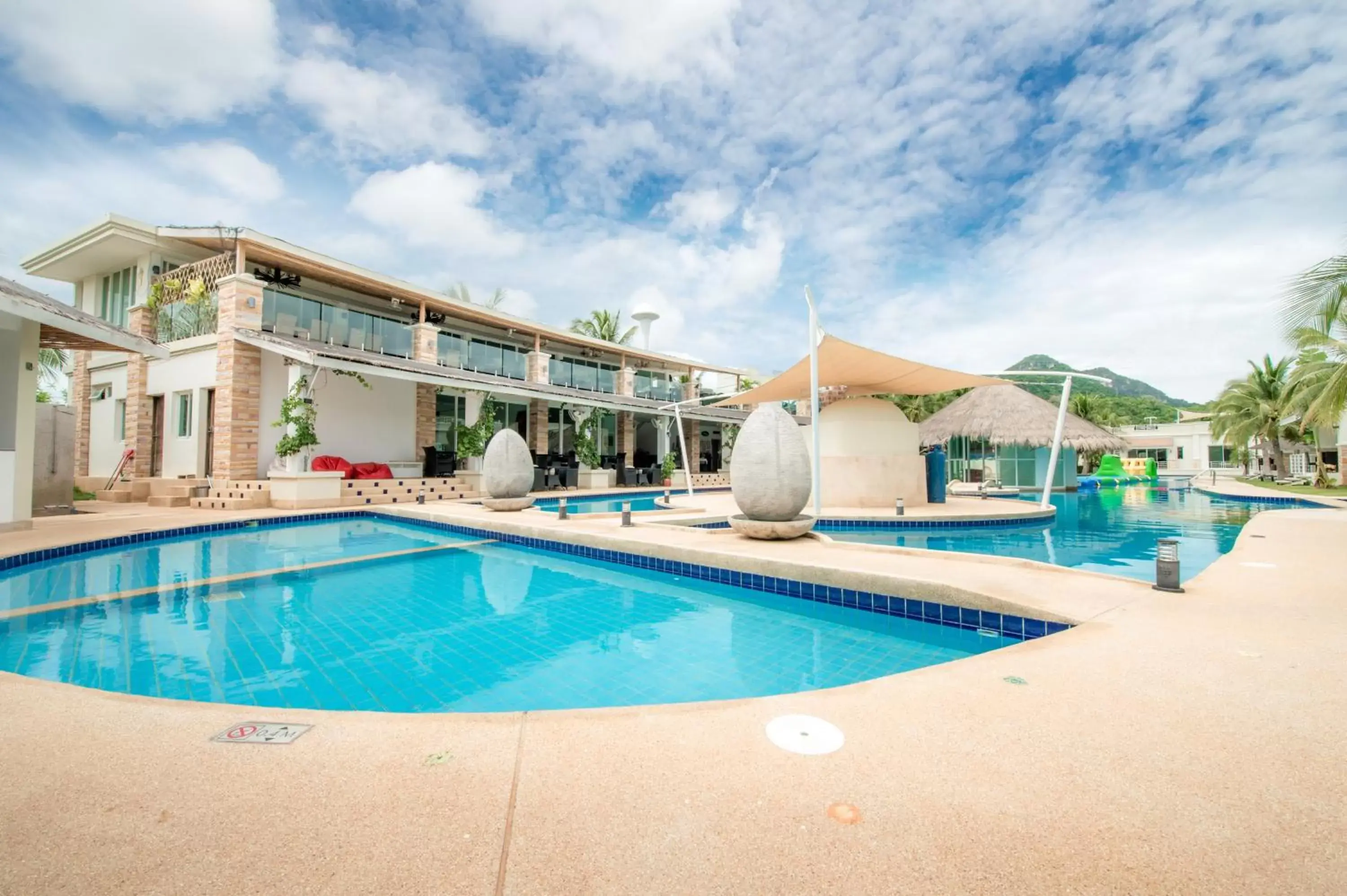 Lounge or bar, Swimming Pool in Oriental Beach Pearl Resort