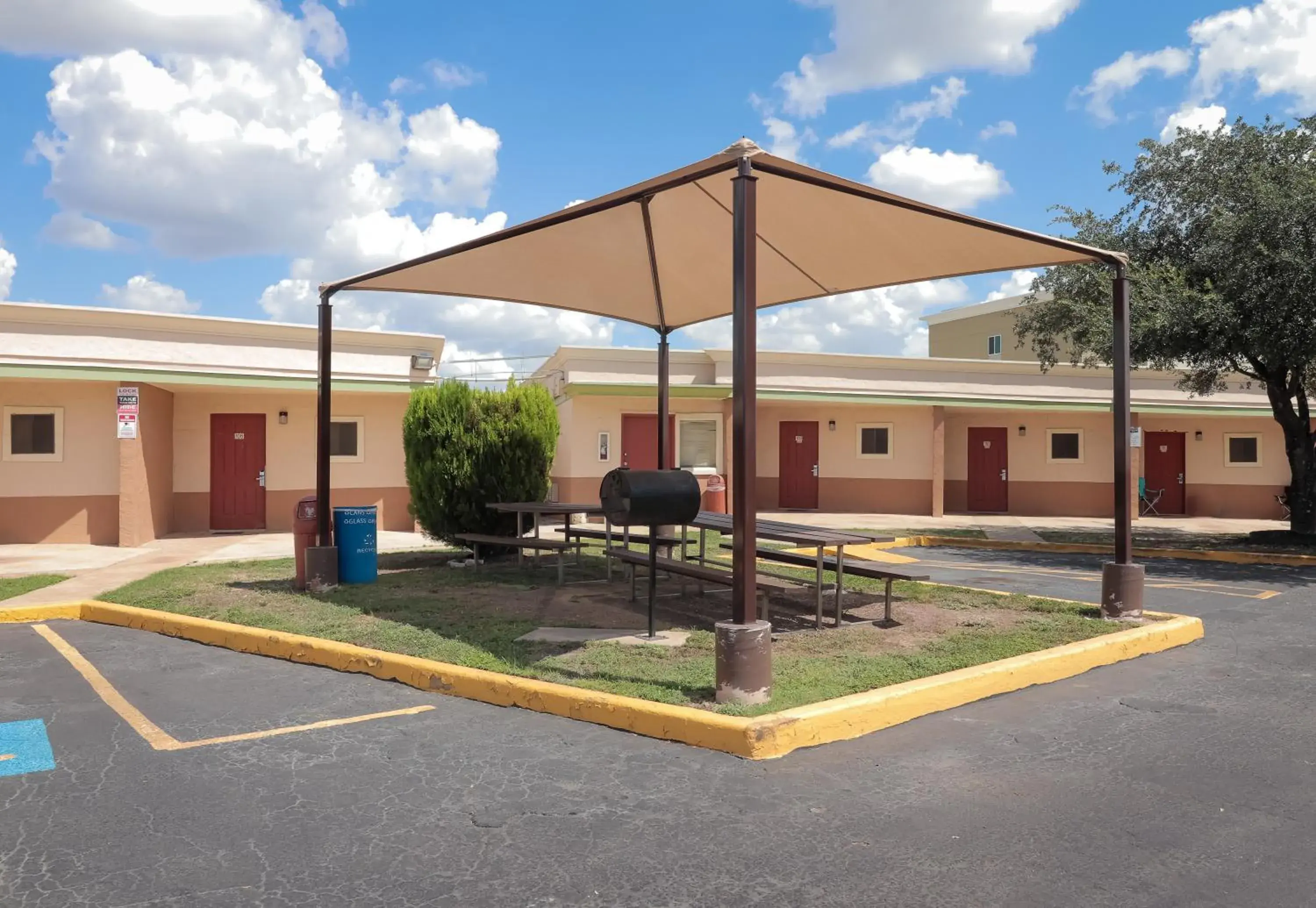 Patio, Property Building in Rodeway Inn San Antonio Lackland AFB - SeaWorld