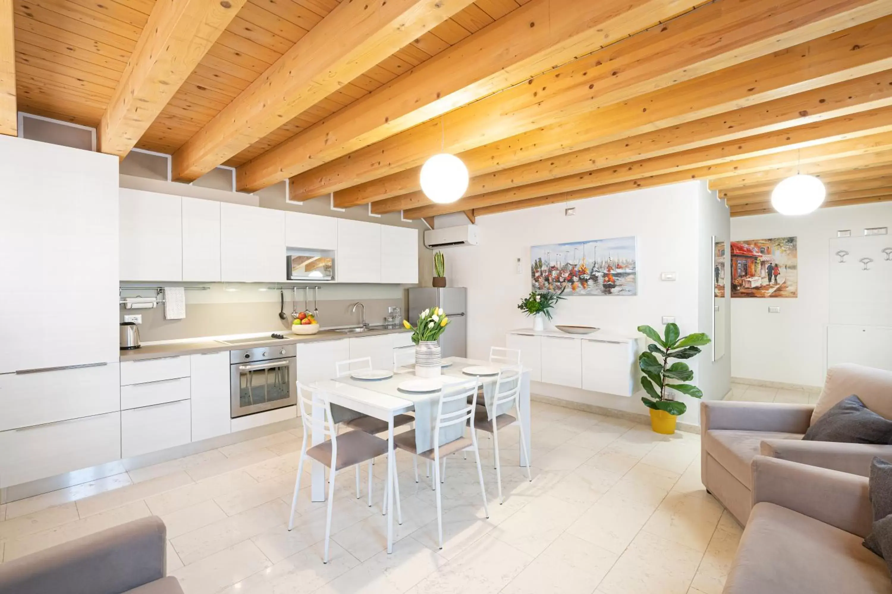 Kitchen or kitchenette, Dining Area in Ca' Degli Antichi Giardini Apartments