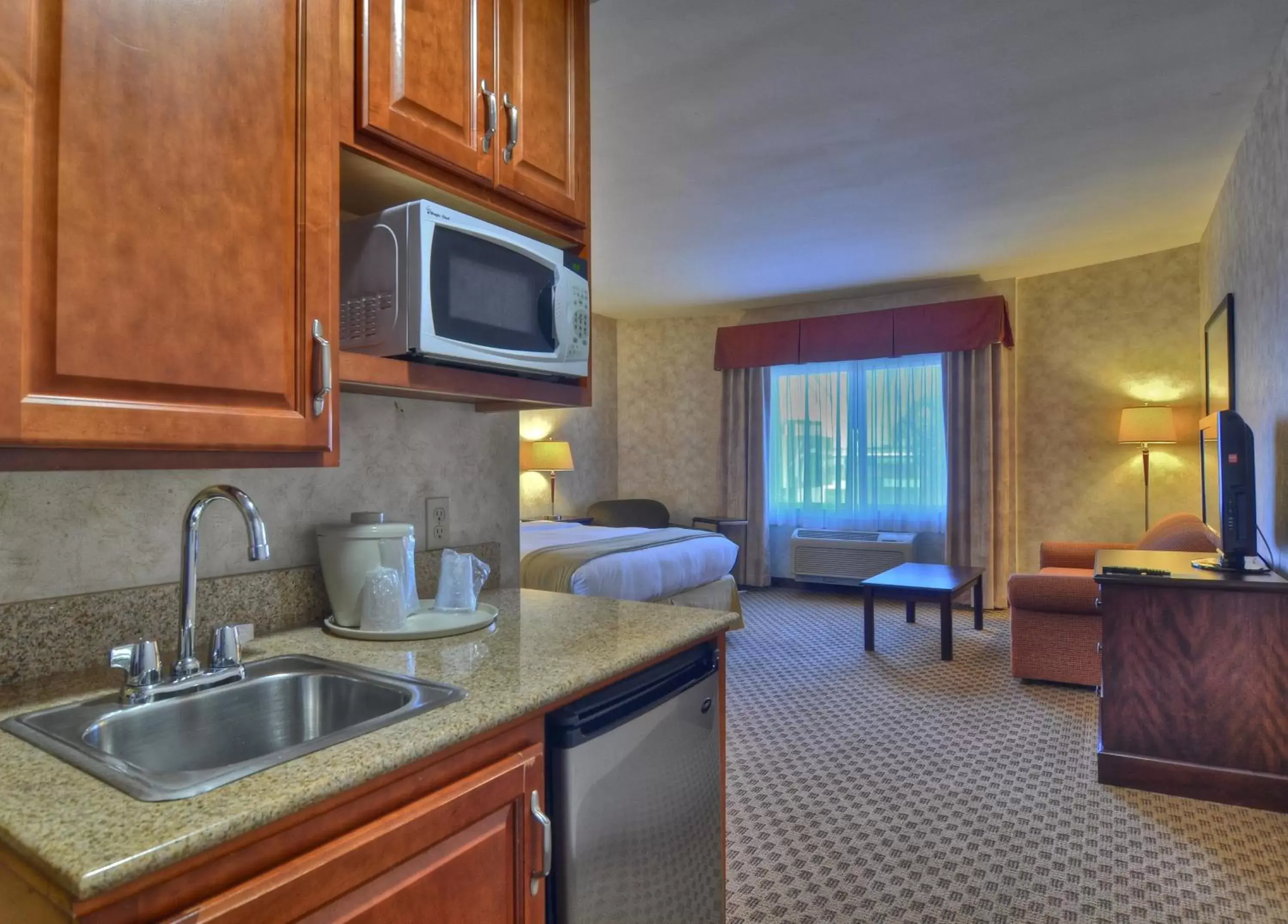 Photo of the whole room, Kitchen/Kitchenette in Holiday Inn Express San Diego South - Chula Vista, an IHG Hotel