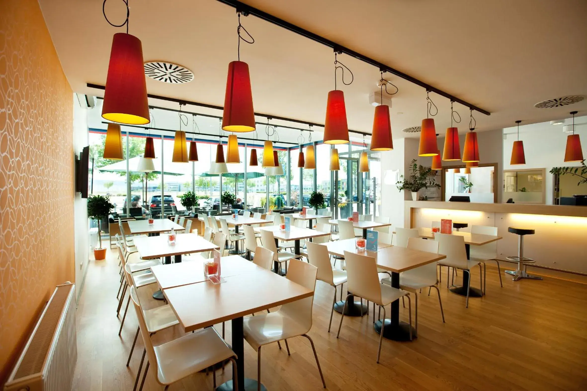 Restaurant/Places to Eat in Orange Wings Wiener Neustadt