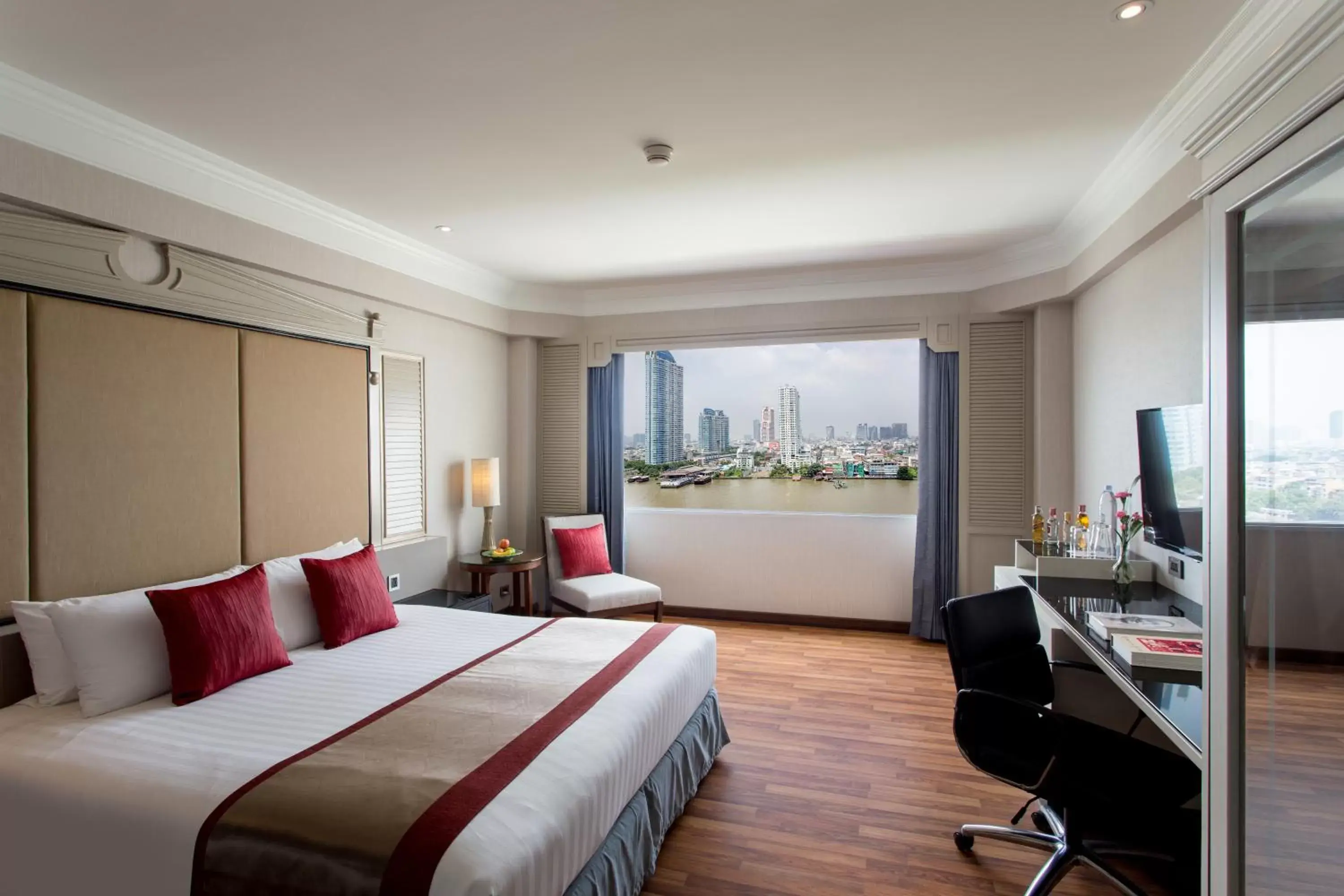 Deluxe King Room with Pool View in Ramada Plaza by Wyndham Bangkok Menam Riverside