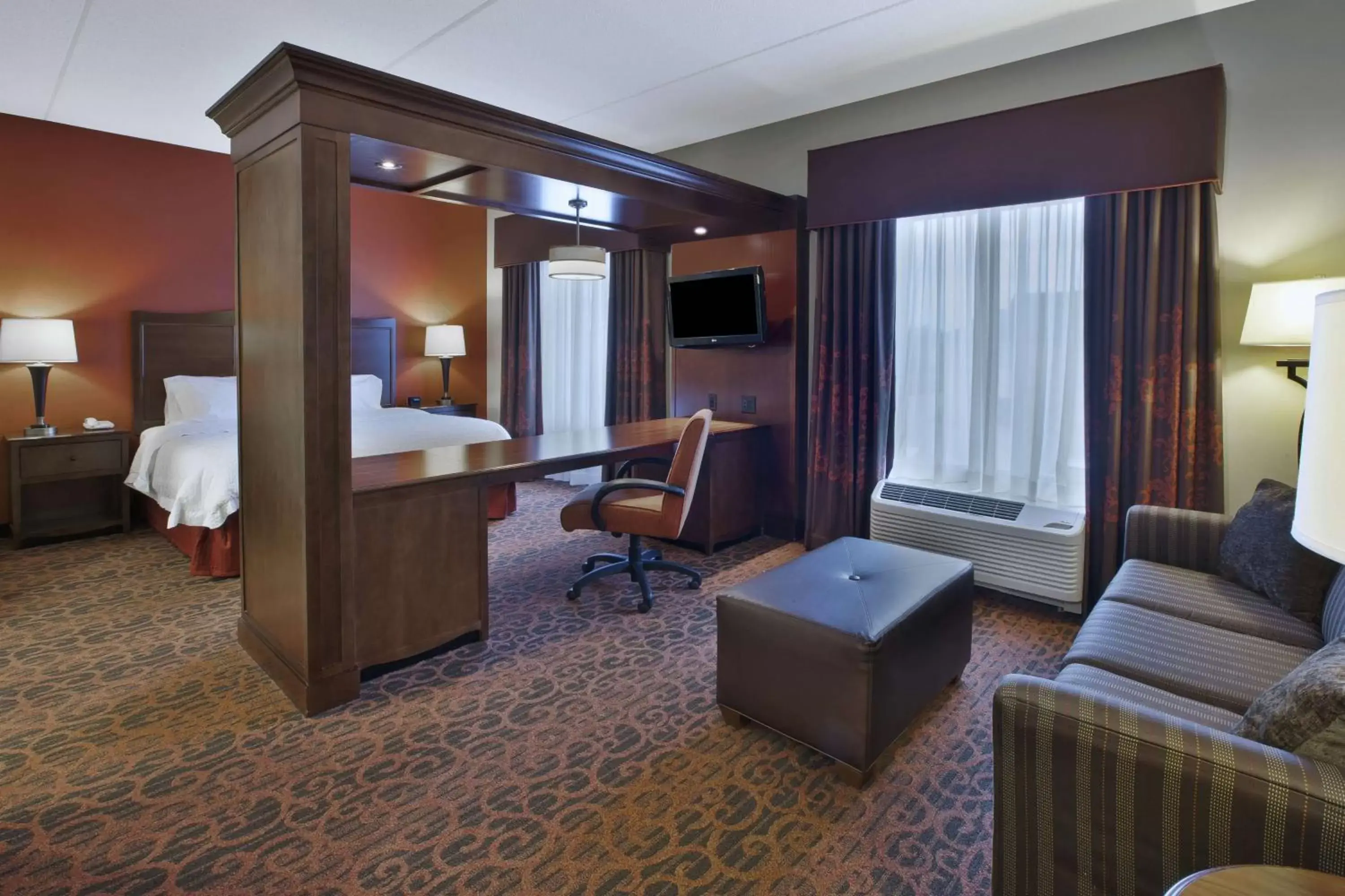 Bedroom, Seating Area in Hampton Inn Brockport