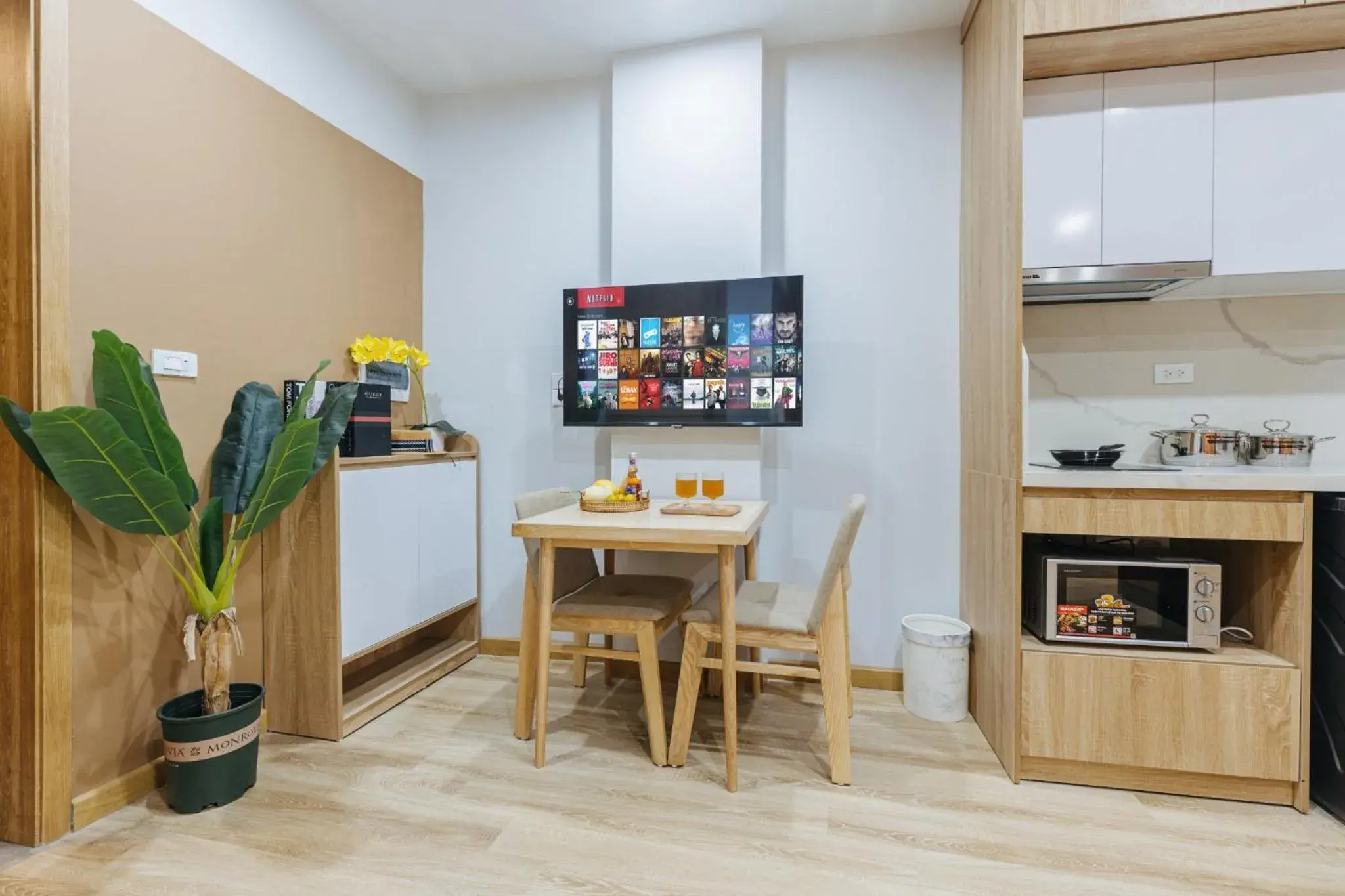 Living room, Kitchen/Kitchenette in Crescendo Urban Stay