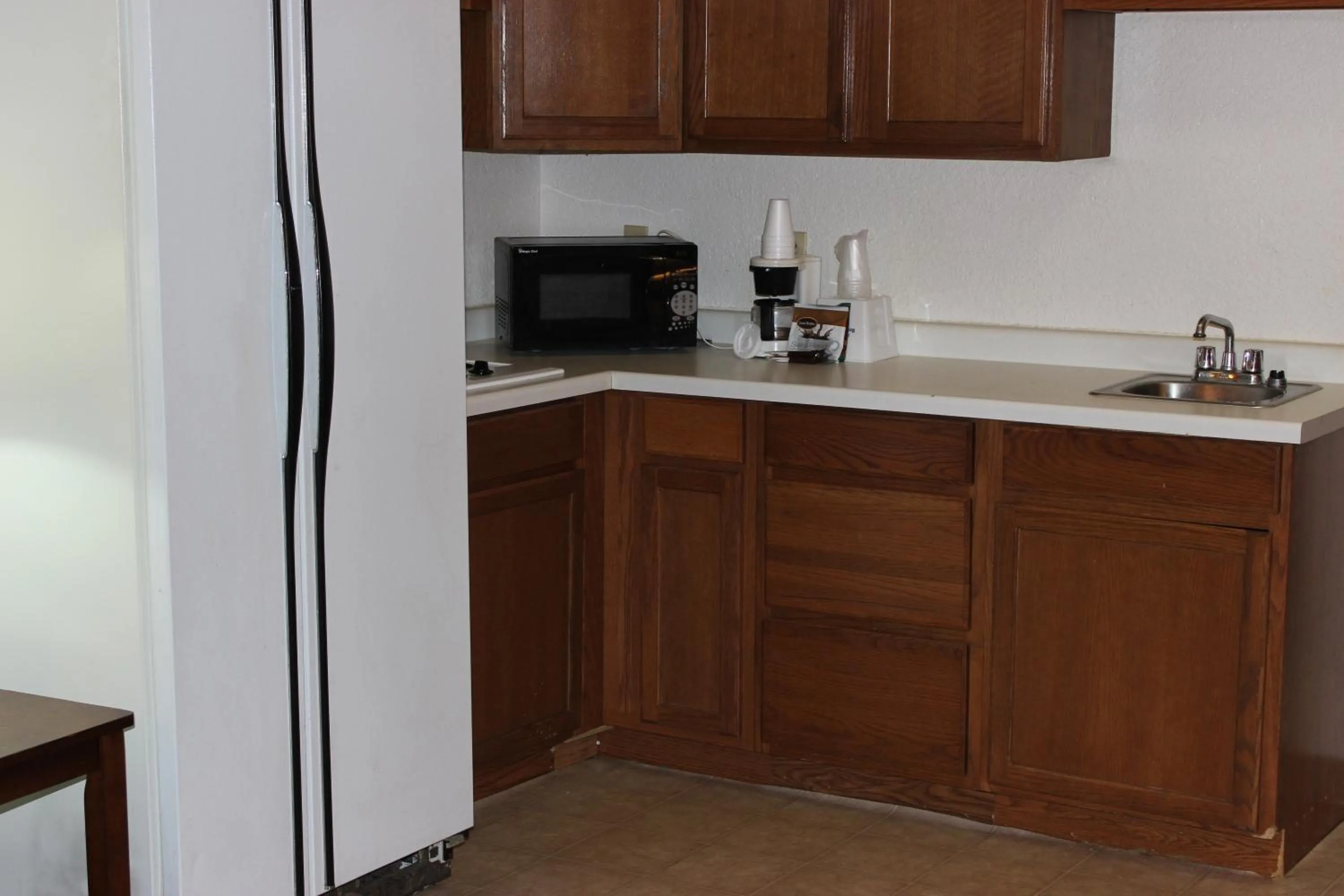 Kitchen or kitchenette, Kitchen/Kitchenette in Americas Best Value Inn Grand Forks