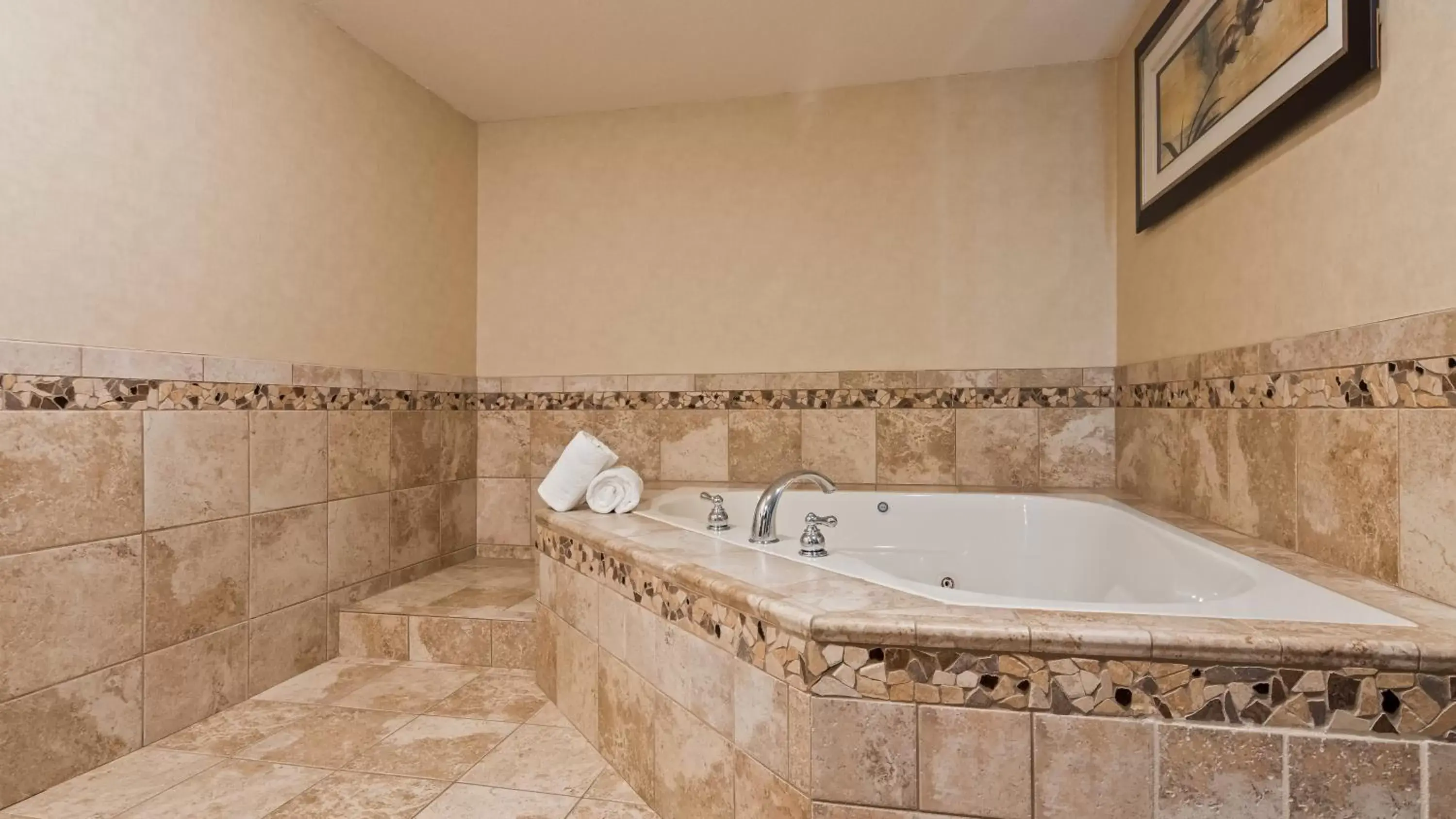 Hot Tub, Bathroom in Best Western Plus Berkshire Hills Inn & Suites