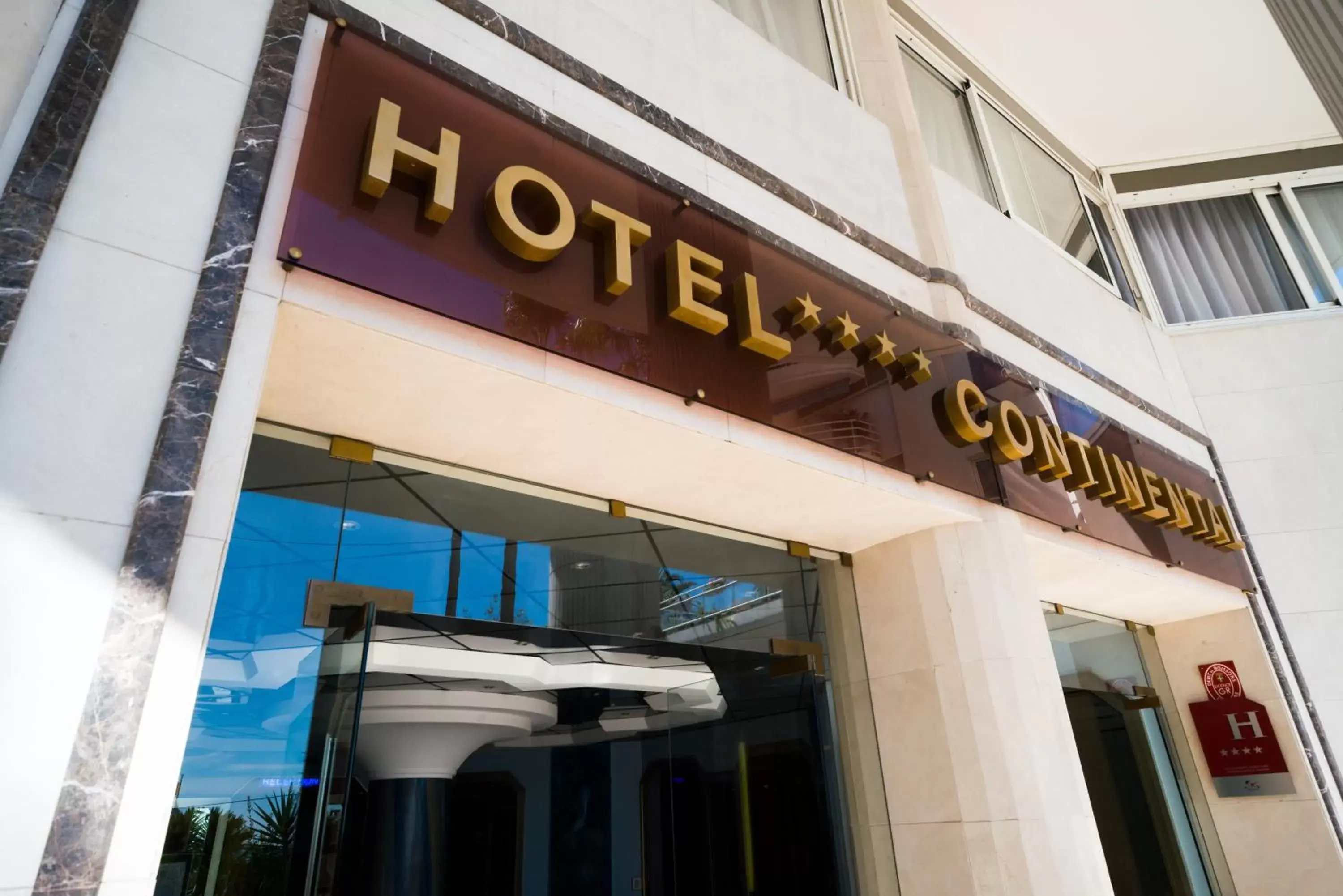 Facade/entrance, Property Building in Hotel Continental Saint Raphael