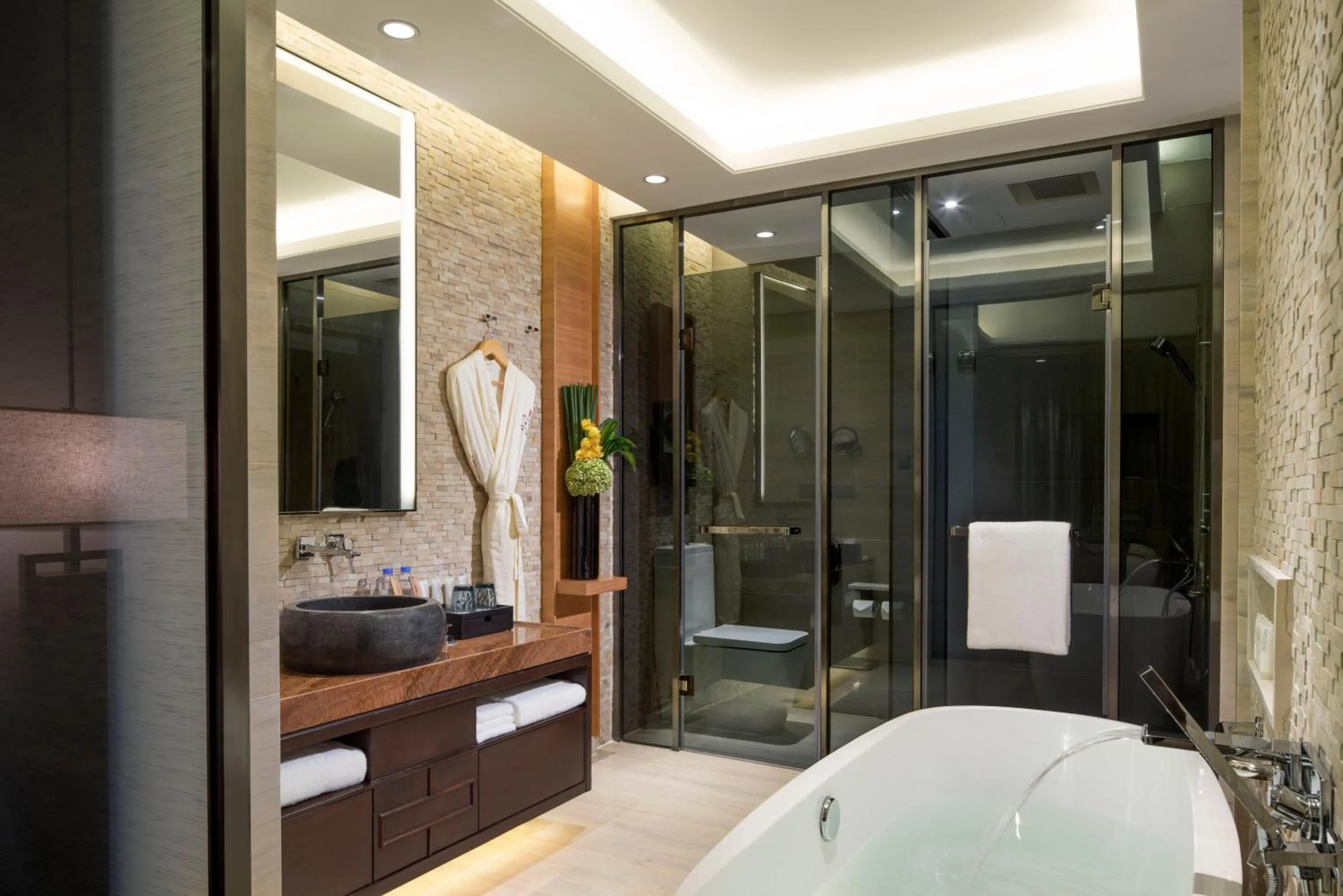 Bathroom in HUALUXE Yangjiang City Center