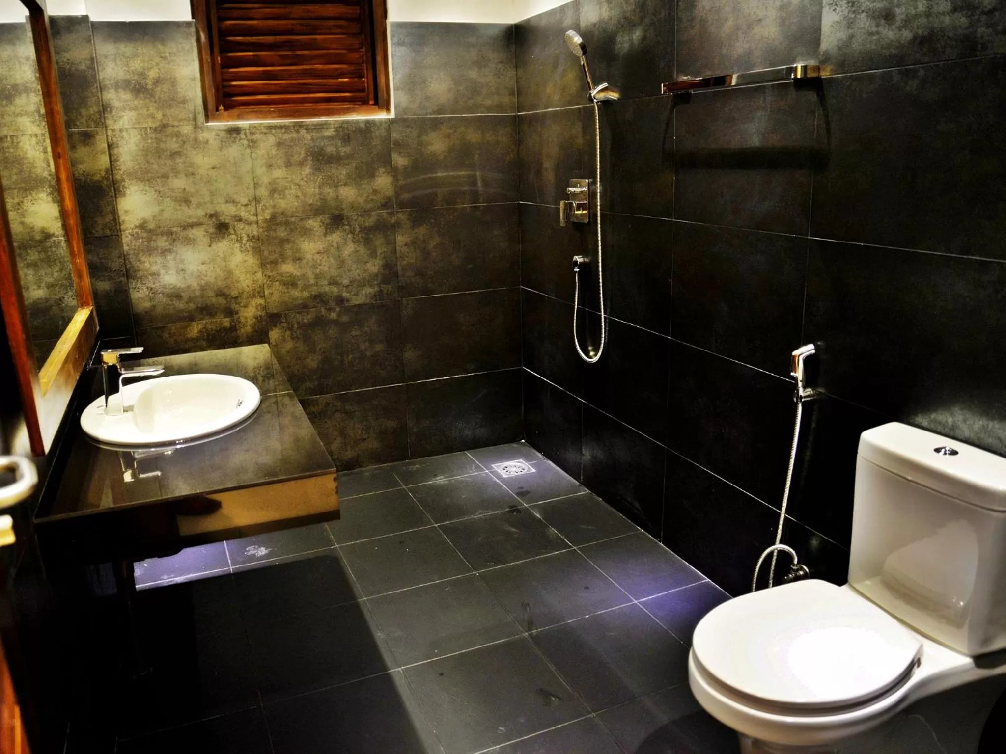 Shower in Dambulla Rock Arch