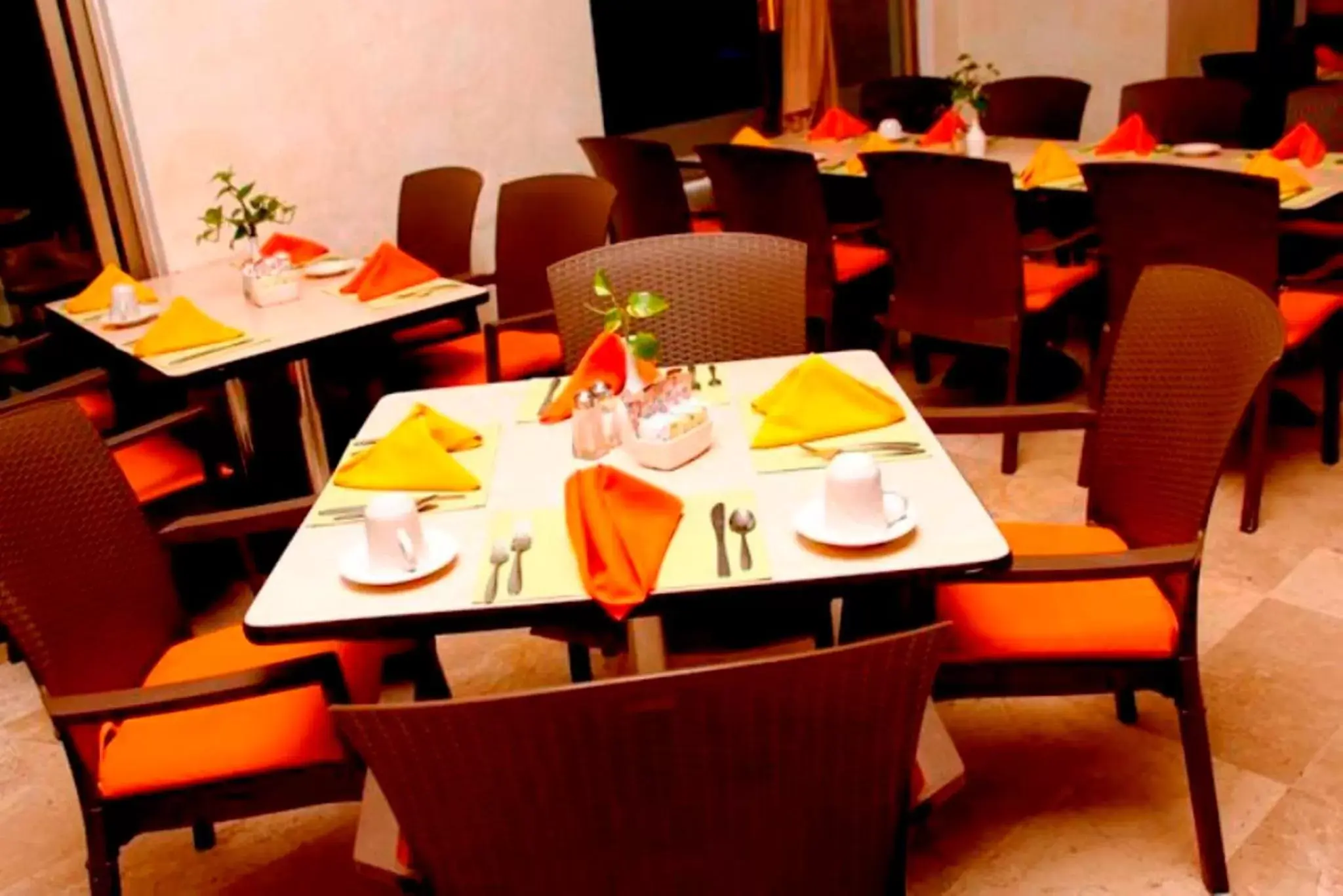 Restaurant/Places to Eat in ENNA INN IXTAPA DEPARTAMENTOS ViSTA AL MAR