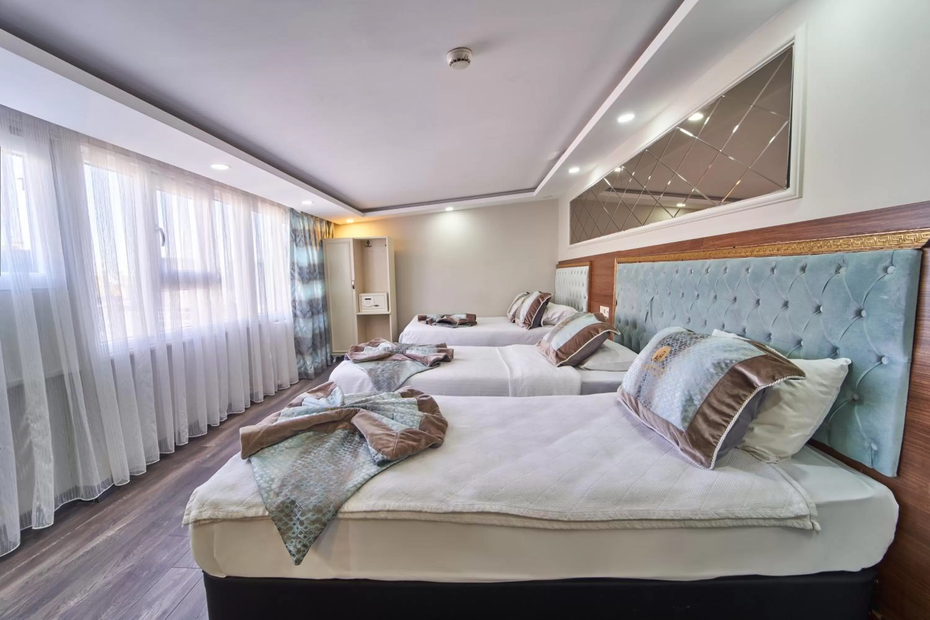 Photo of the whole room, Bed in Istanbul Sirkeci Hotel