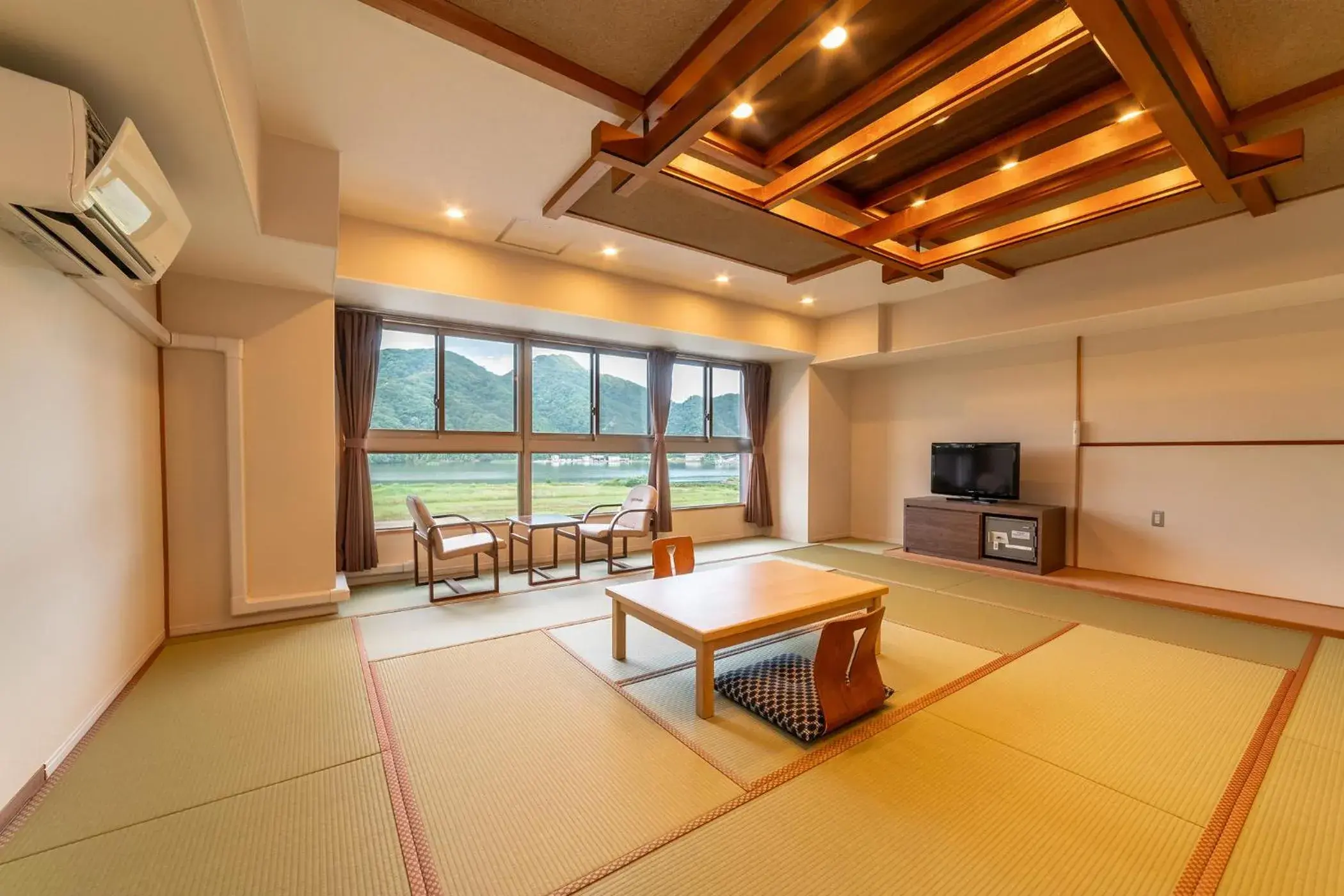 Photo of the whole room, Seating Area in Ooedo Onsen Monogatari Kinosaki
