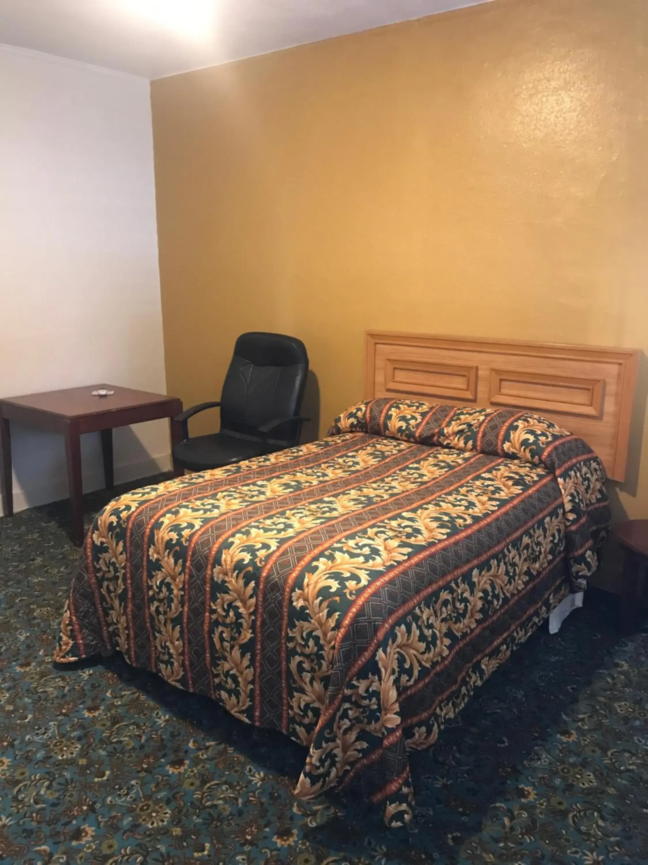 Bed in Hotel West Inn, Hollywood - LA