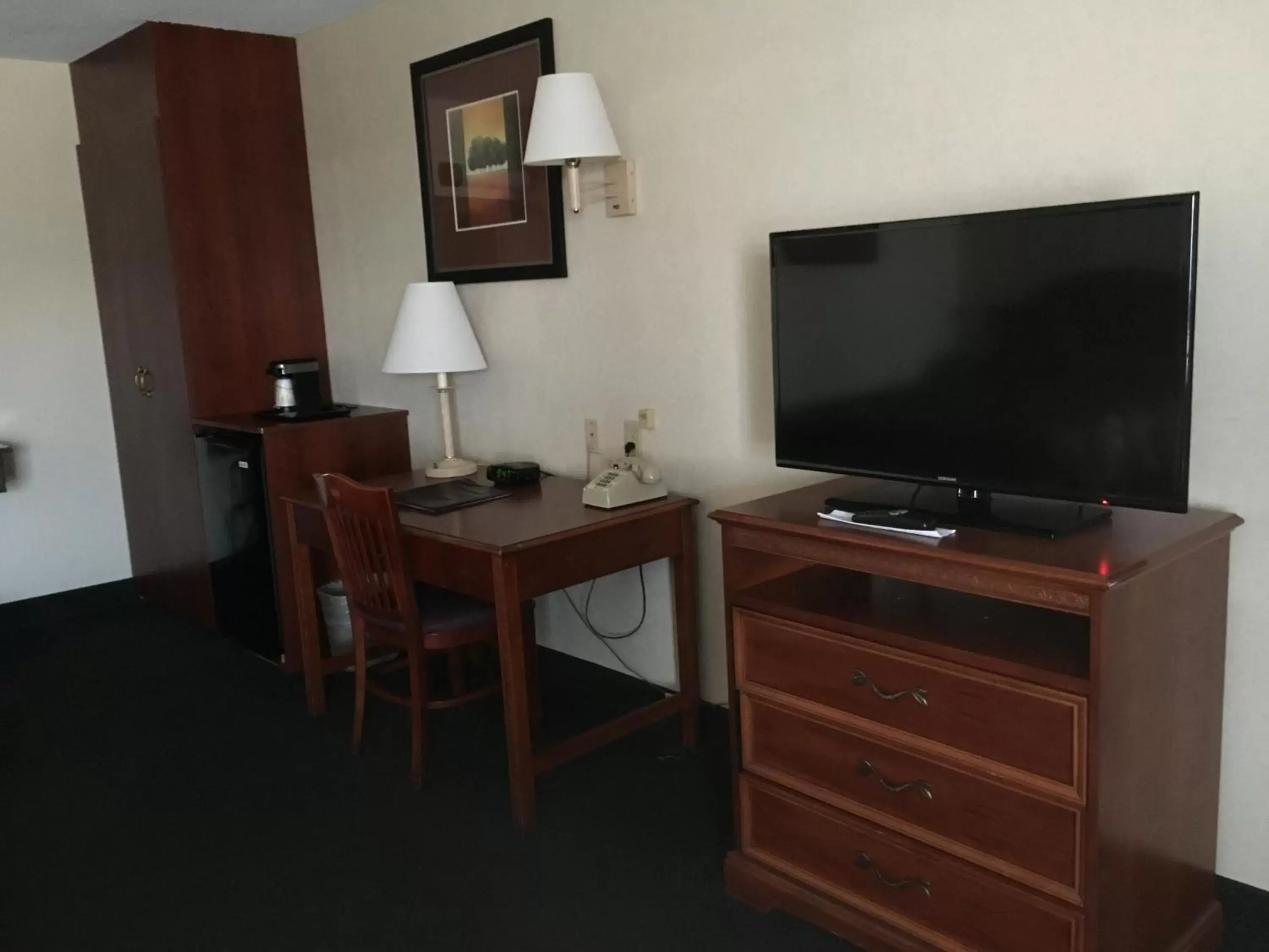 TV/Entertainment Center in Landmark Motor Inn