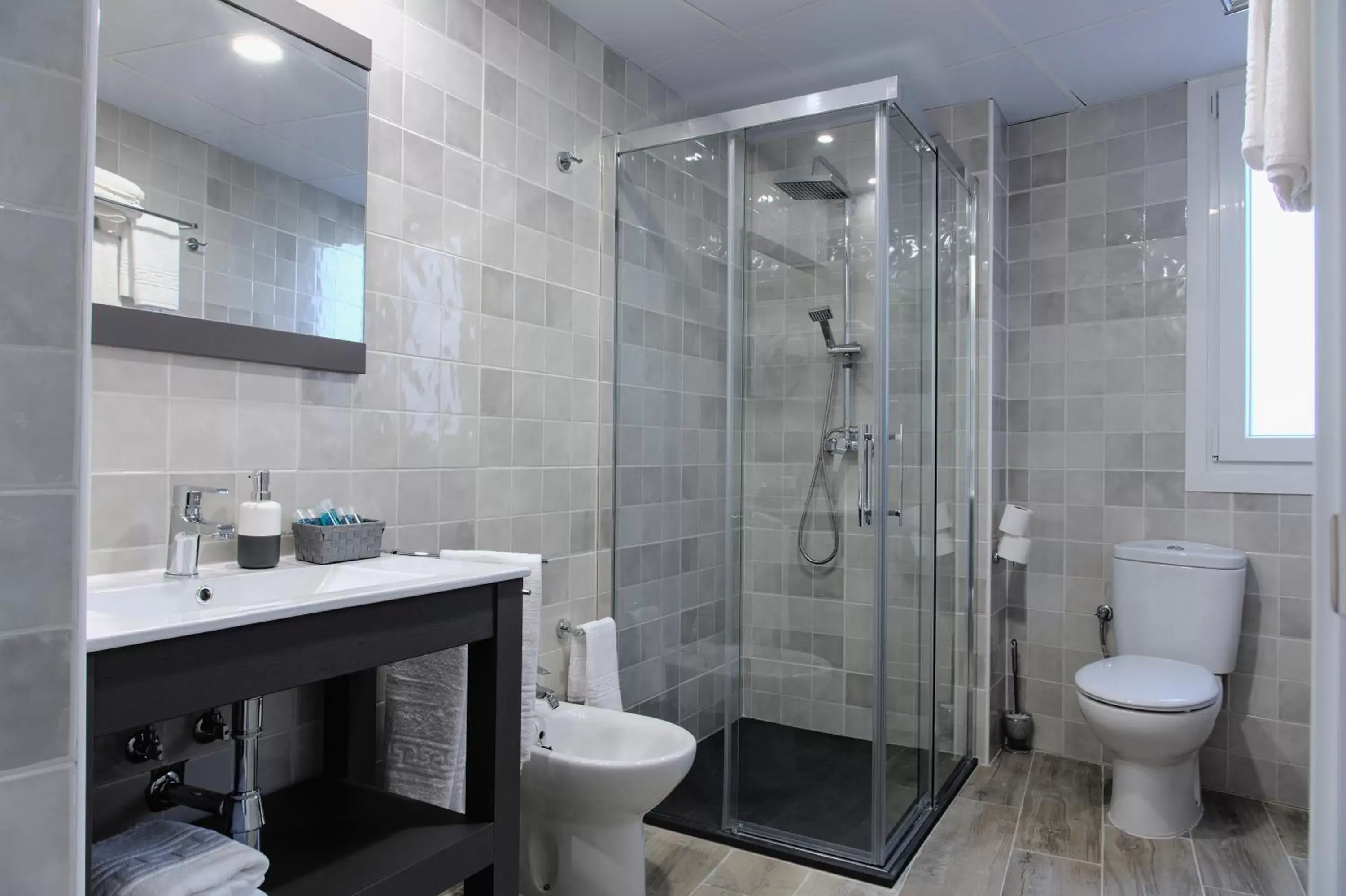 Shower, Bathroom in Hotel Apartamentos MPD