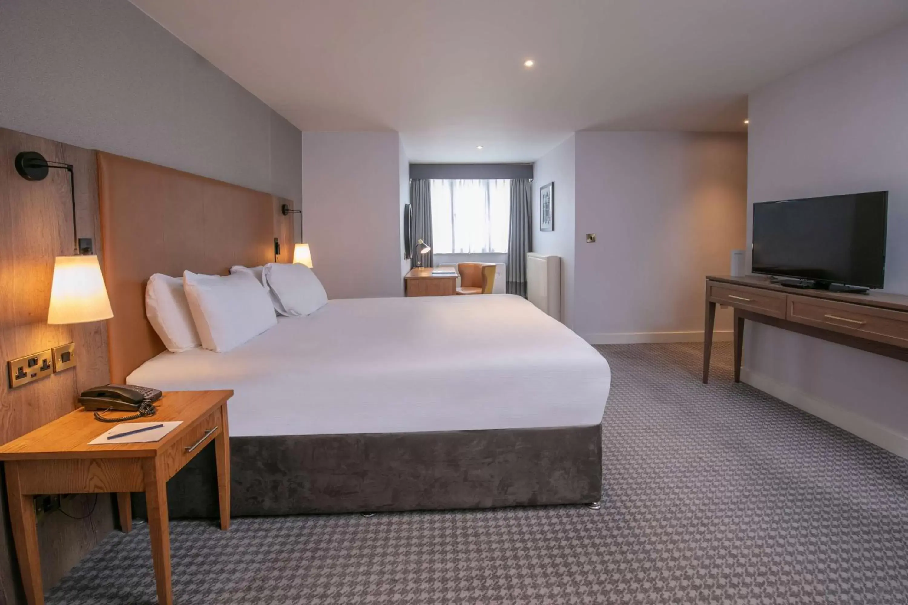 Bed, TV/Entertainment Center in DoubleTree by Hilton Oxford Belfry
