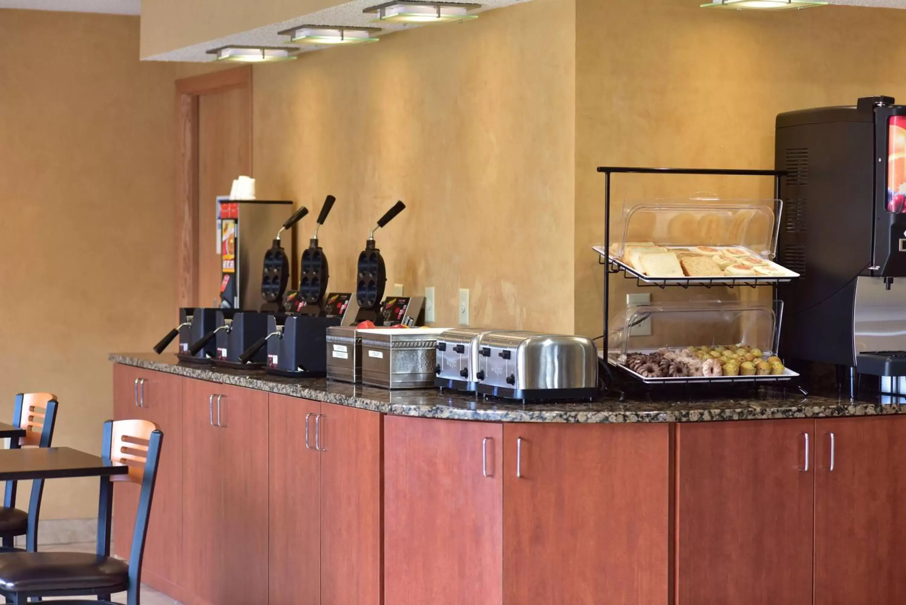 Restaurant/places to eat, Kitchen/Kitchenette in Best Western Ambassador Inn & Suites