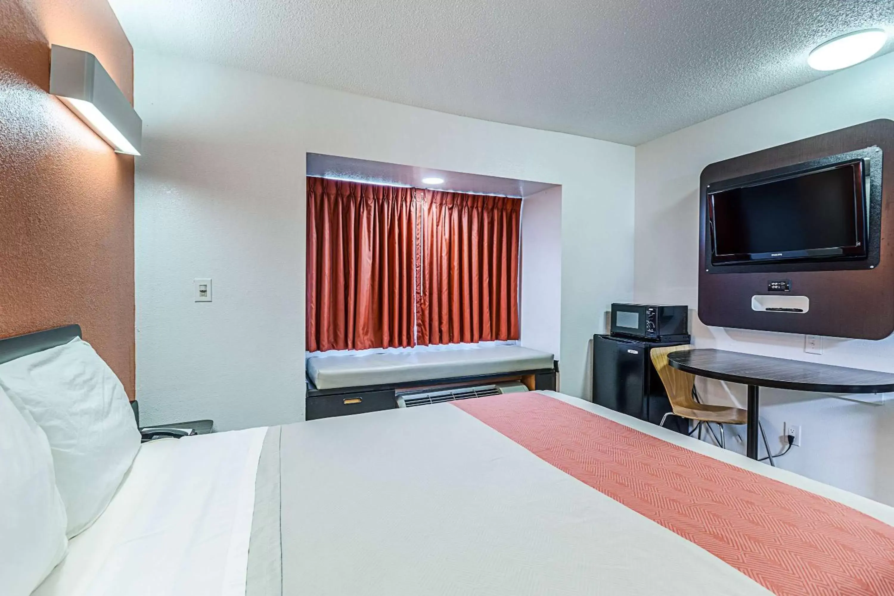 Queen Room - Smoking in Motel 6-Simpsonville, SC - Greenville Queen Room - Smoking in Motel 6-Simpsonville, SC - Greenville