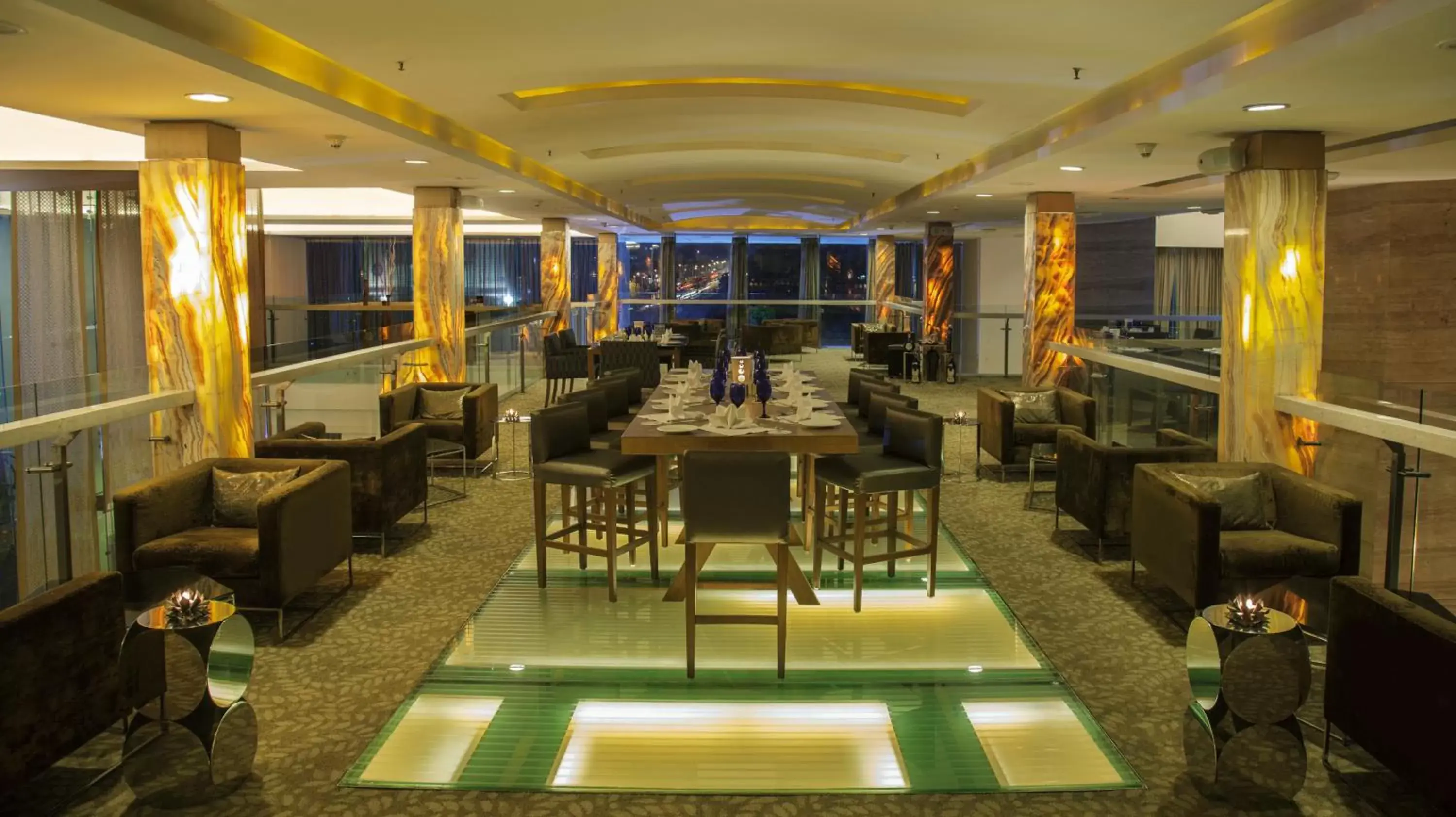 Lounge or bar, Restaurant/Places to Eat in Radisson Blu Hotel Pune Kharadi