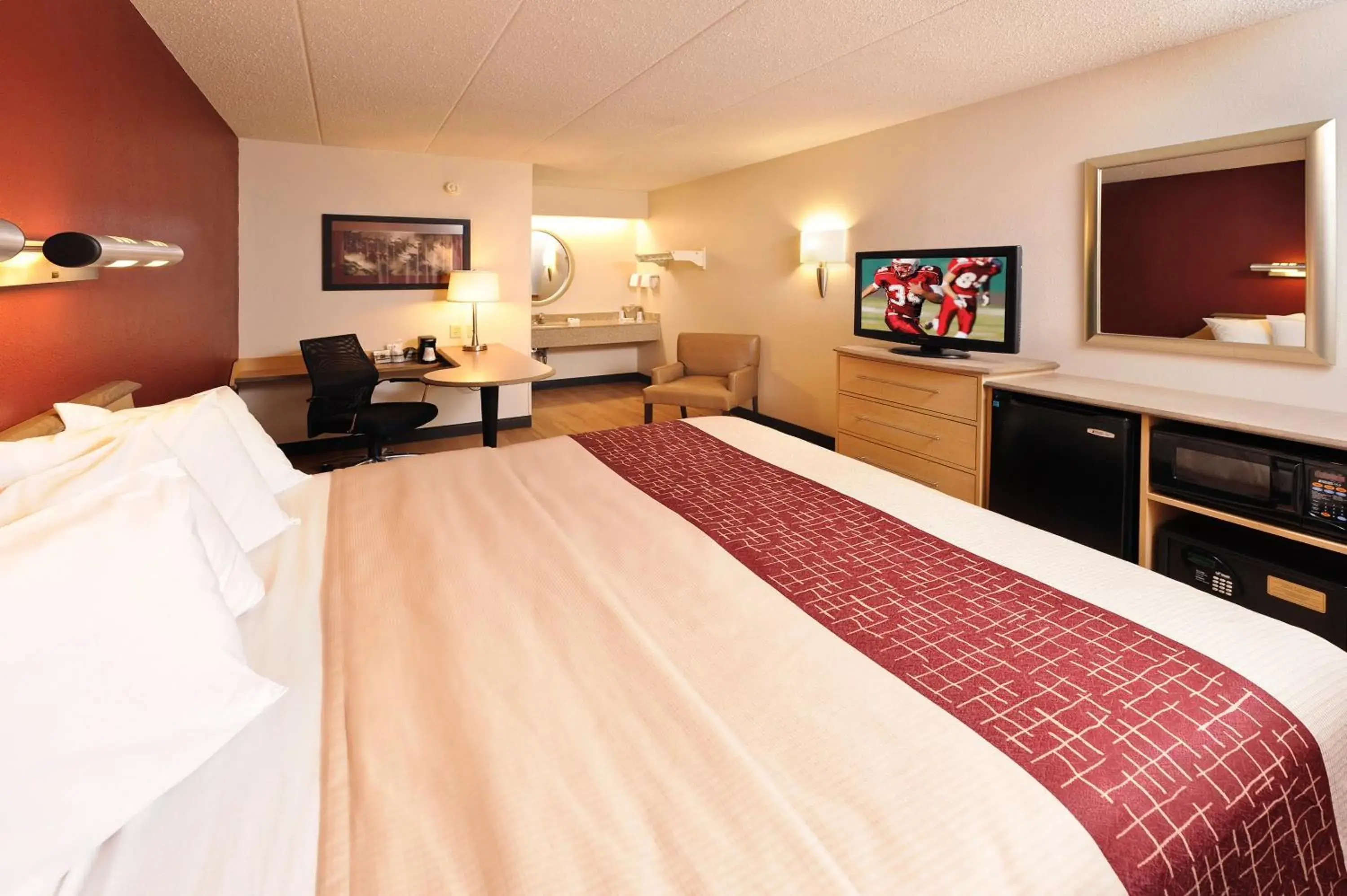 Photo of the whole room, Bed in Red Roof Inn Parkersburg