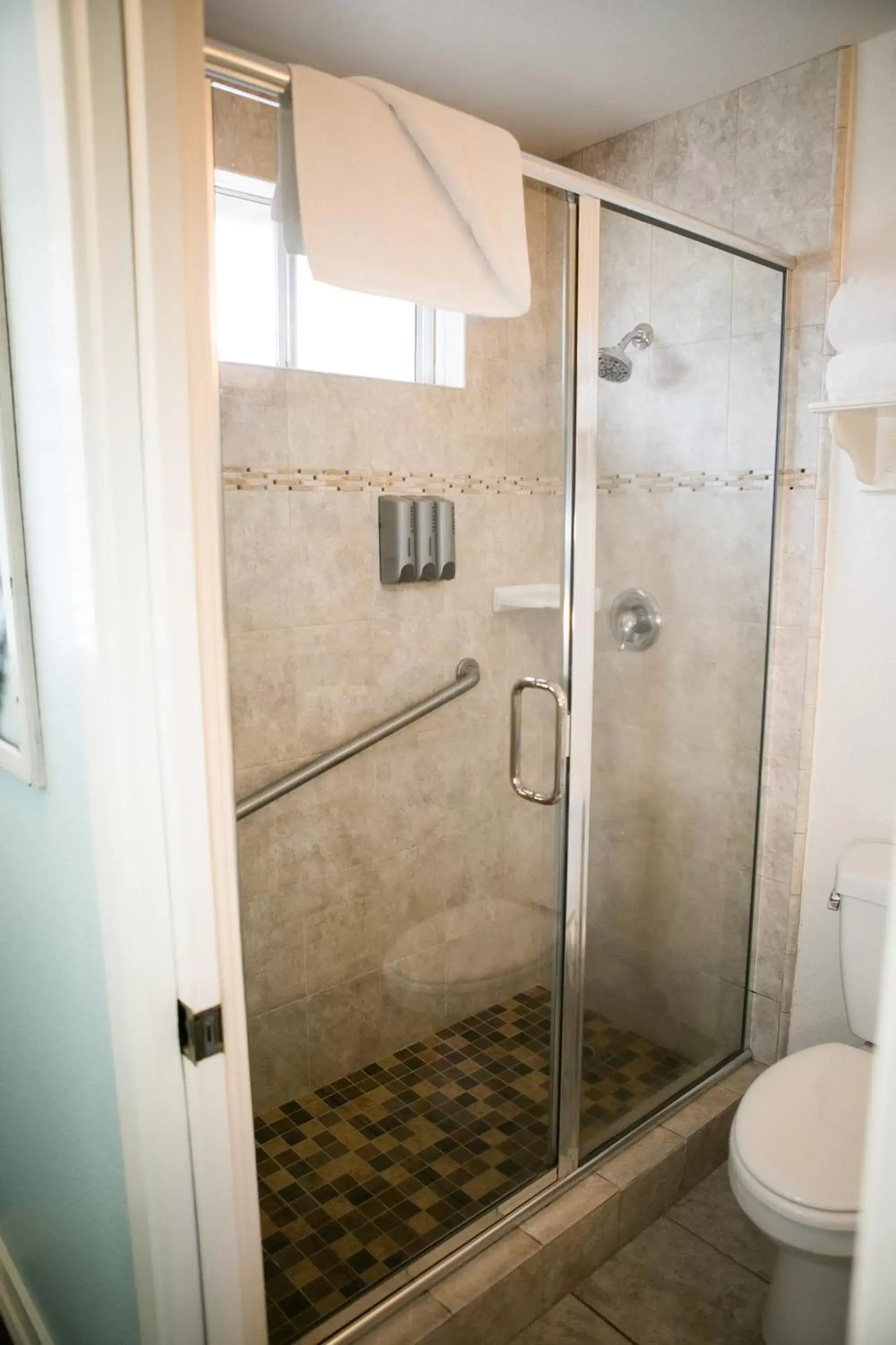 Shower, Bathroom in Sea Otter Inn