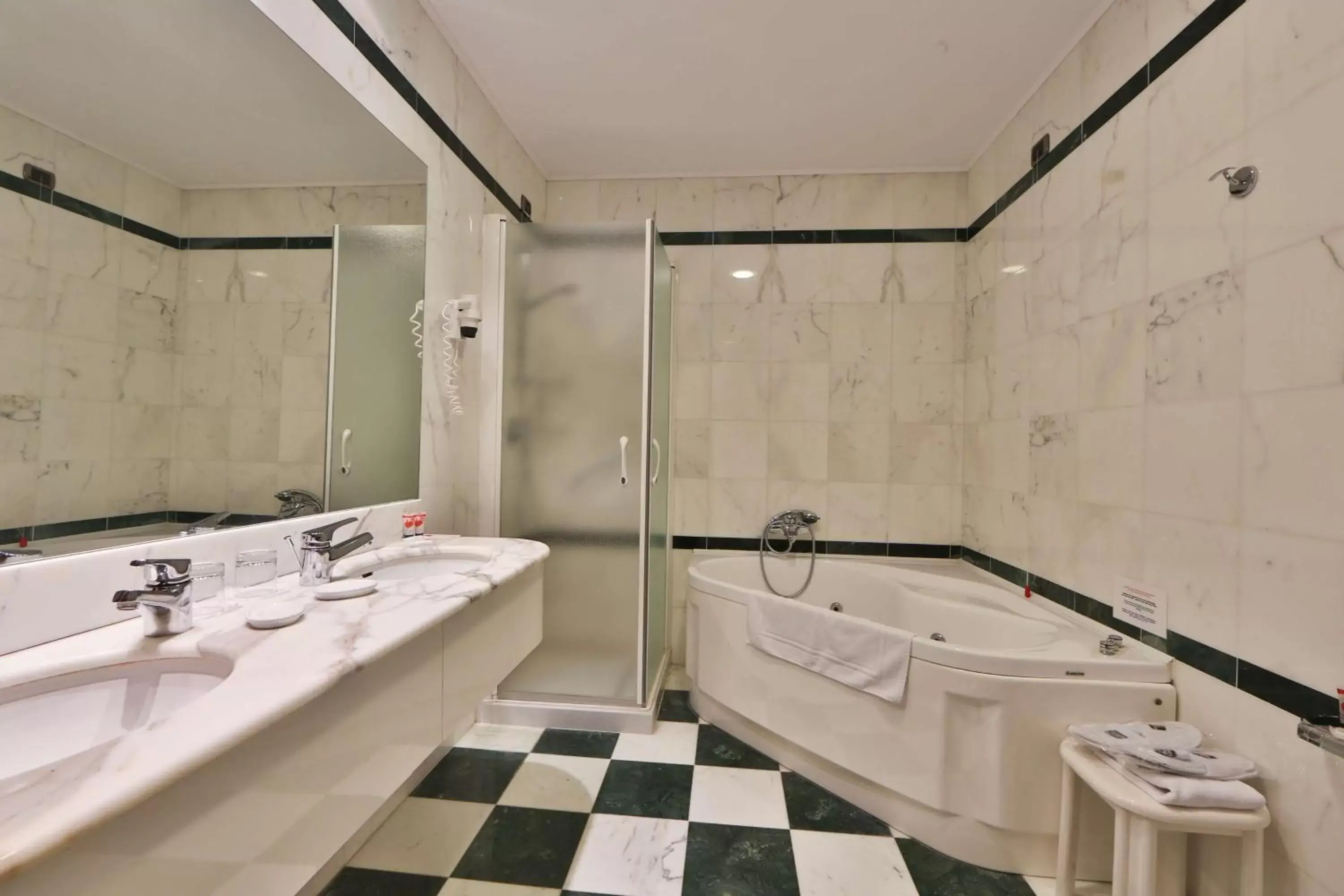 Shower, Bathroom in Best Western Grand Hotel Guinigi