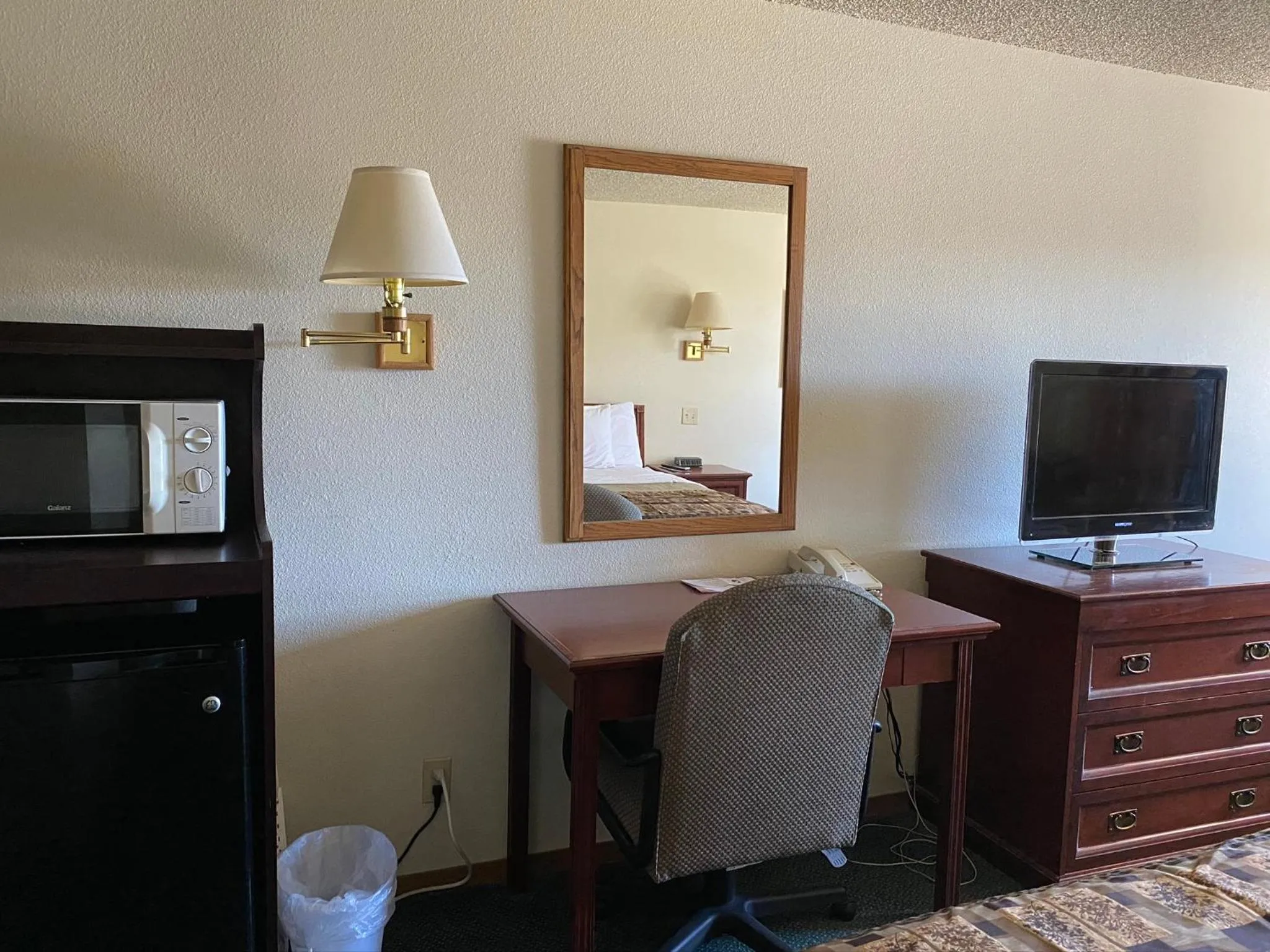 TV and multimedia in National 9 Inn Price