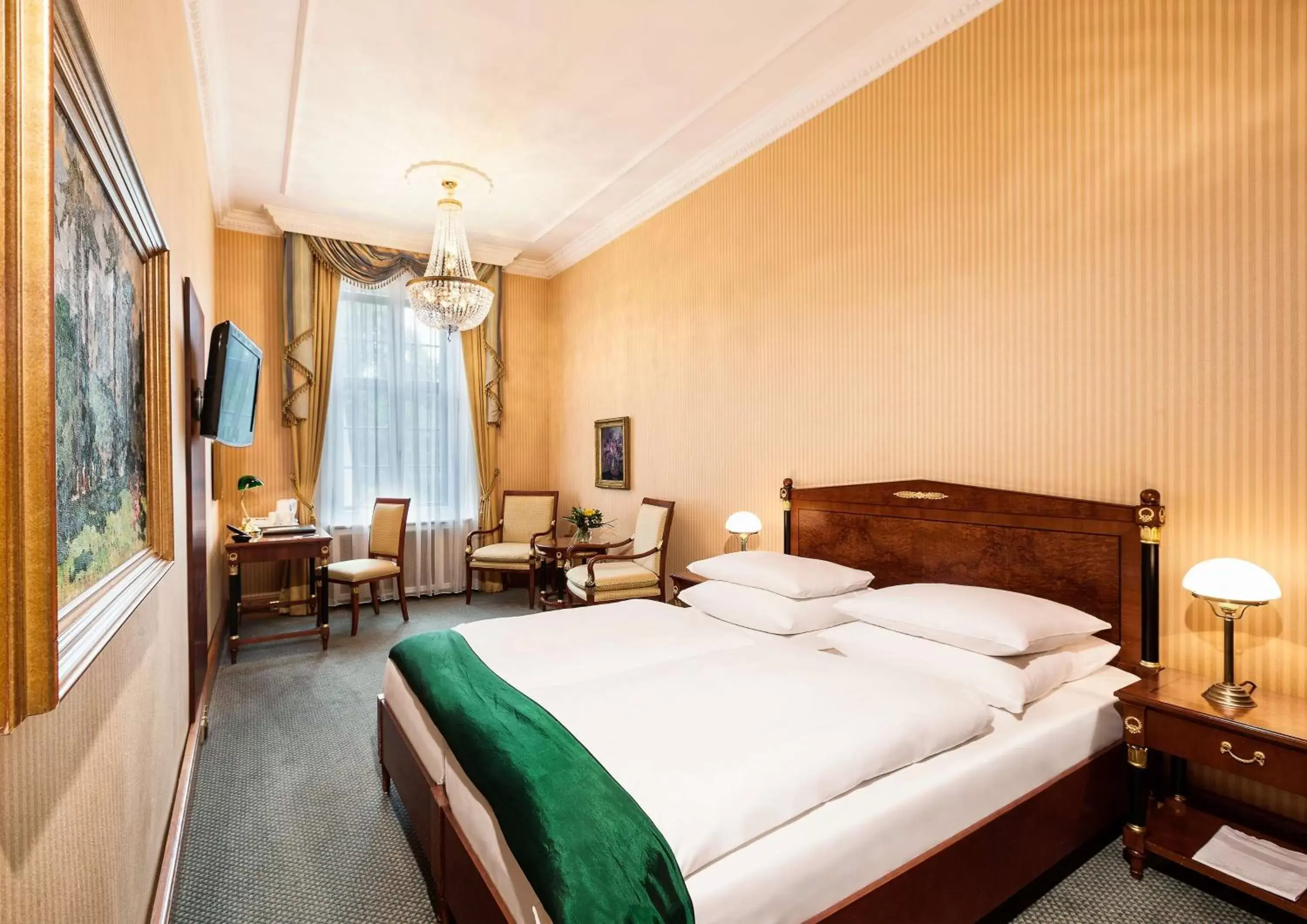 TV and multimedia, Bed in Best Western Premier Grand Hotel Russischer Hof