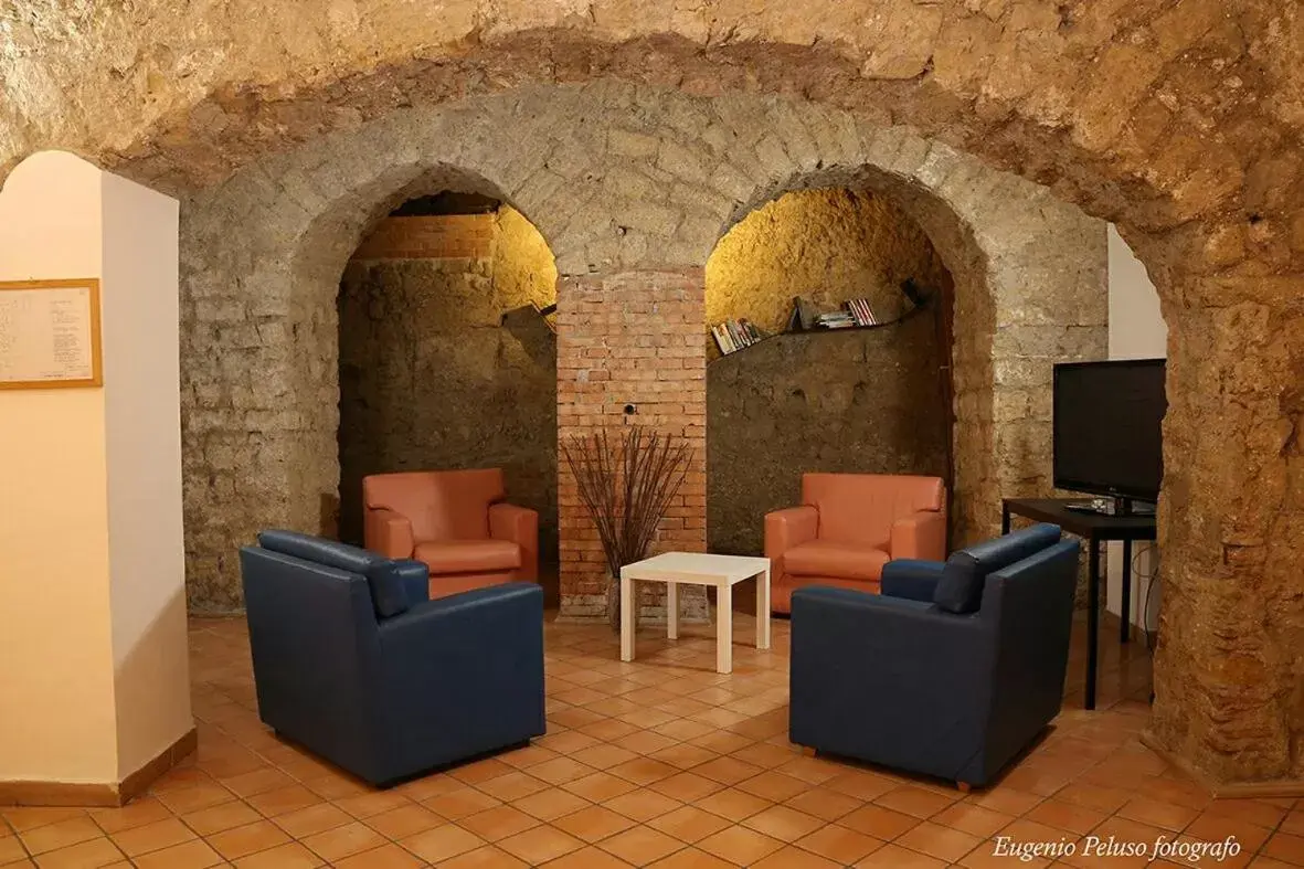 Communal lounge/ TV room in Caravaggio Hotel