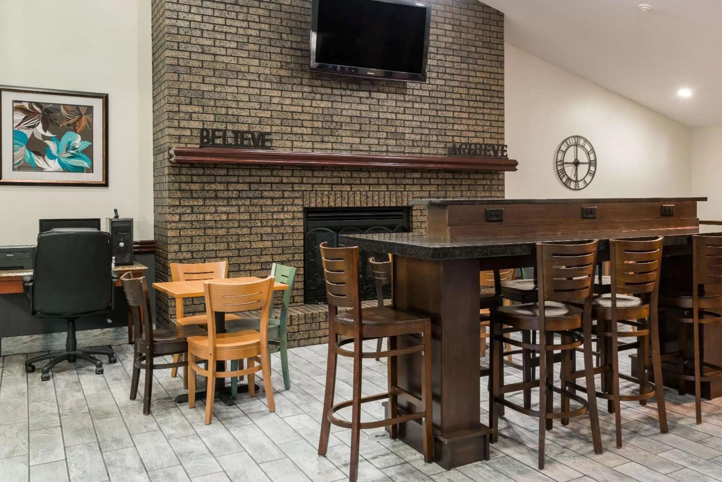 Lobby or reception, Lounge/Bar in Baymont by Wyndham Bloomington MSP Airport