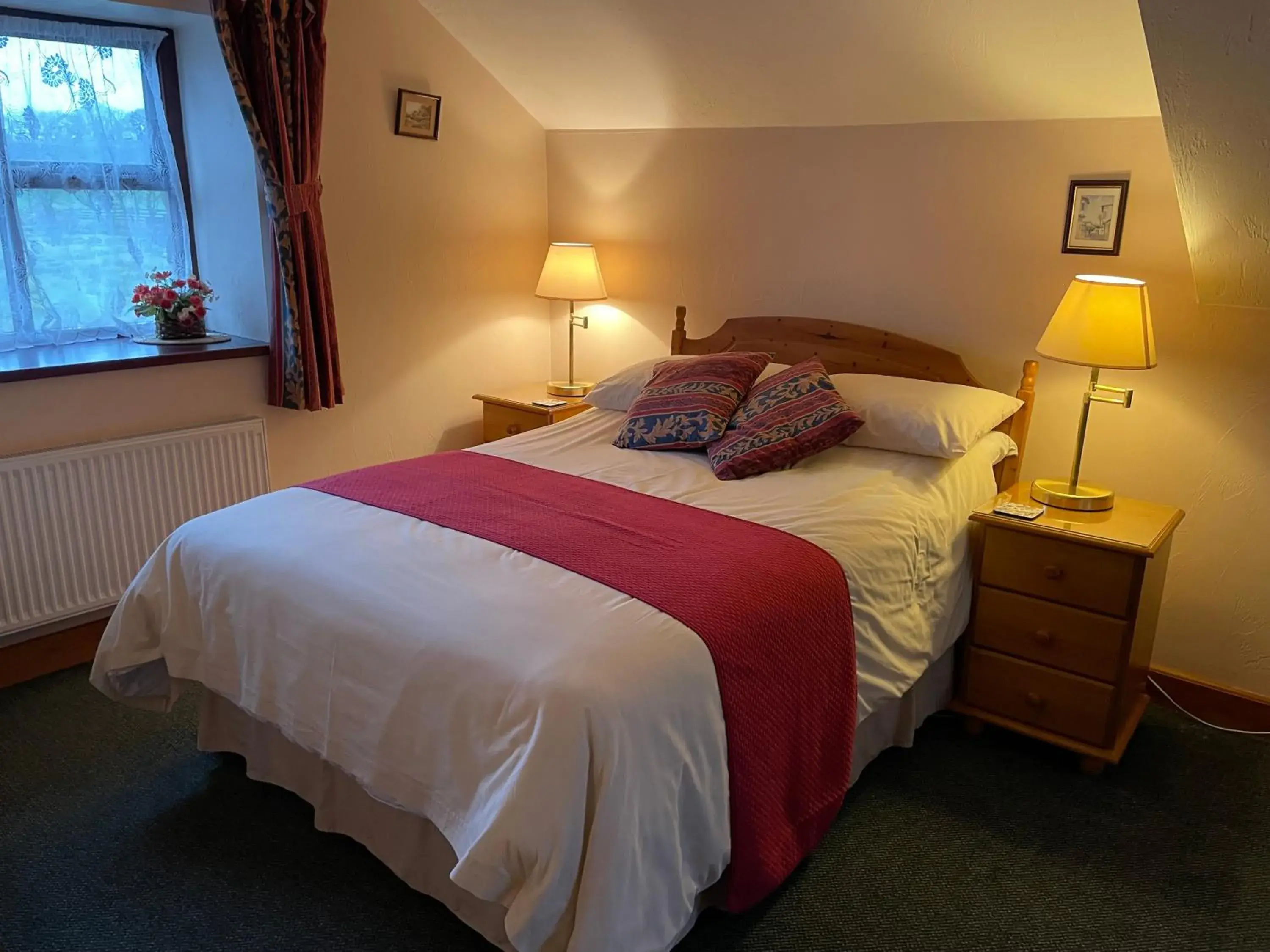 Bedroom, Bed in Middle Flass Lodge