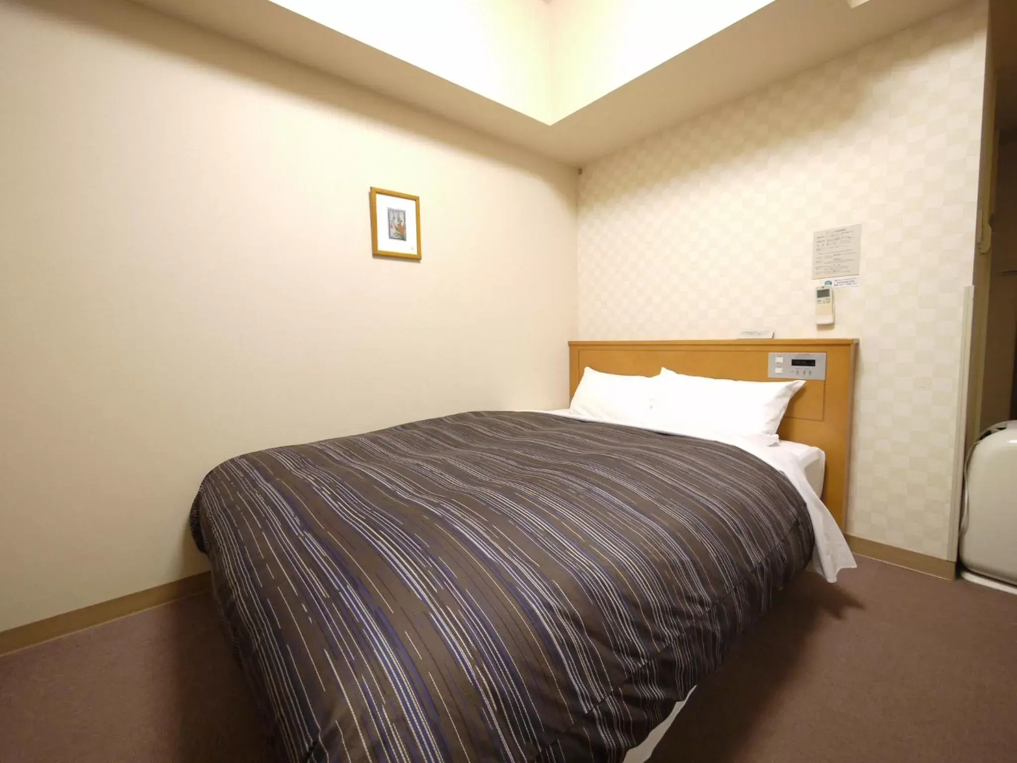 Bed in Hotel Route-Inn Shinjyo Ekimae