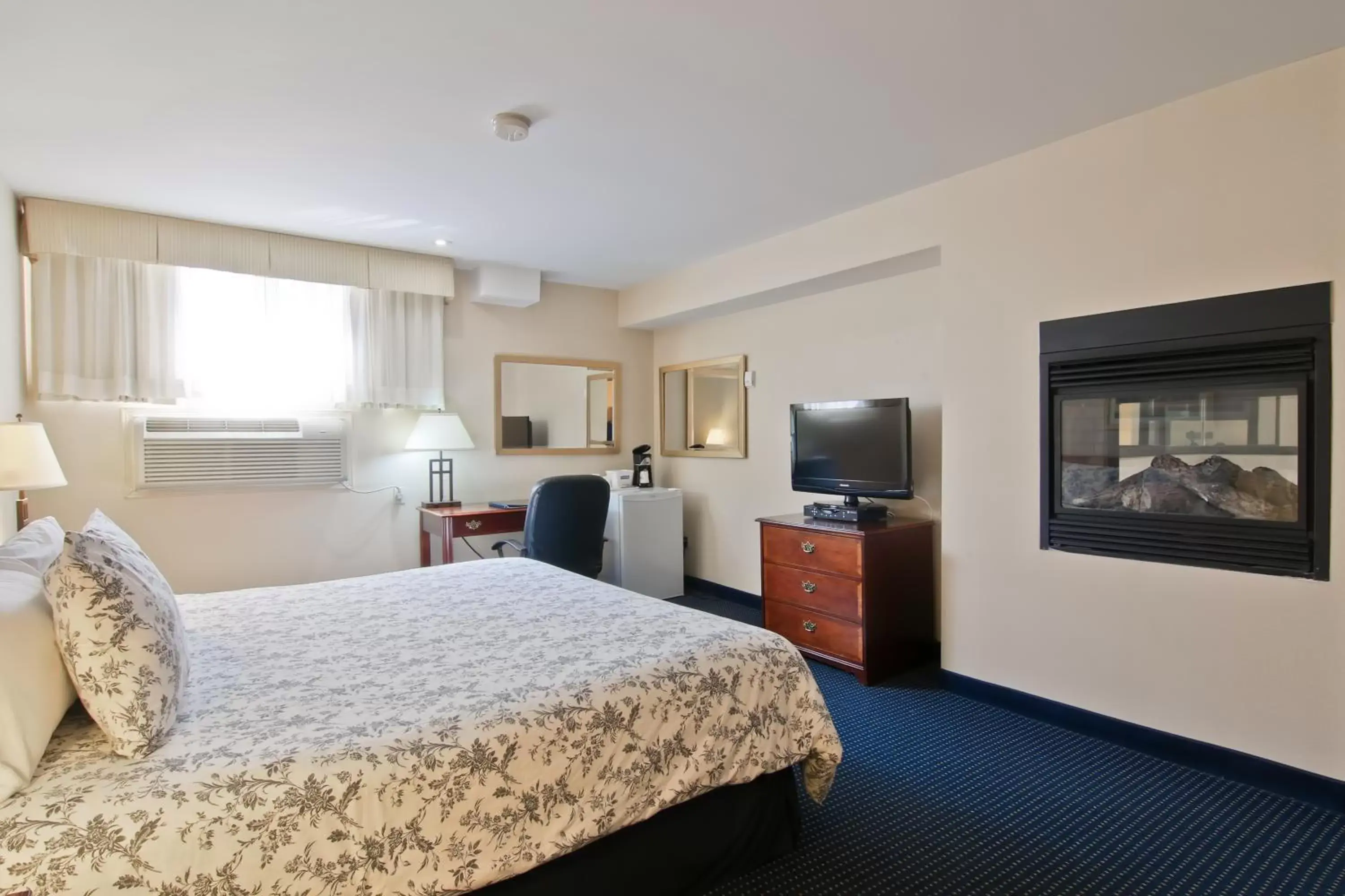 TV and multimedia, Bed in Travelodge by Wyndham Trenton