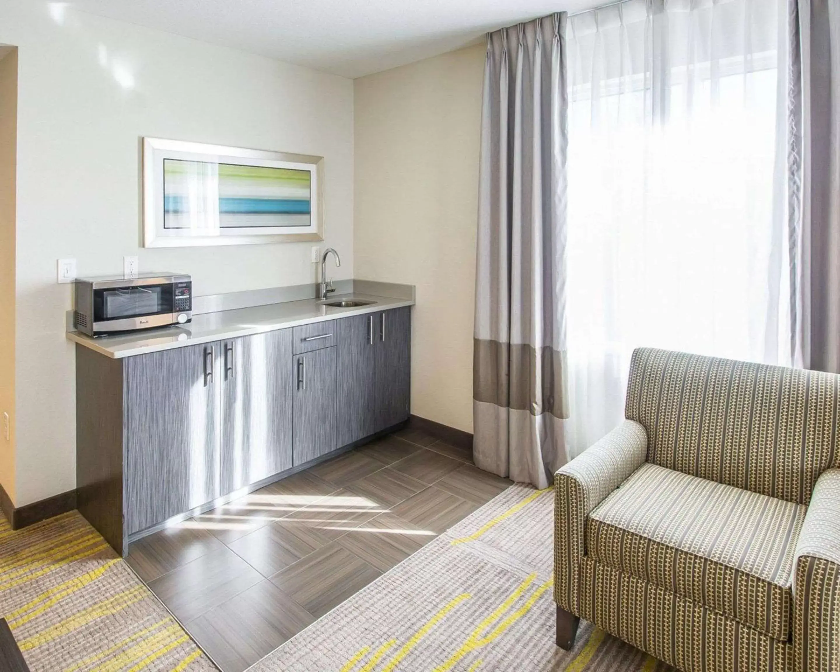 Photo of the whole room, Kitchen/Kitchenette in Comfort Suites Miami Airport North