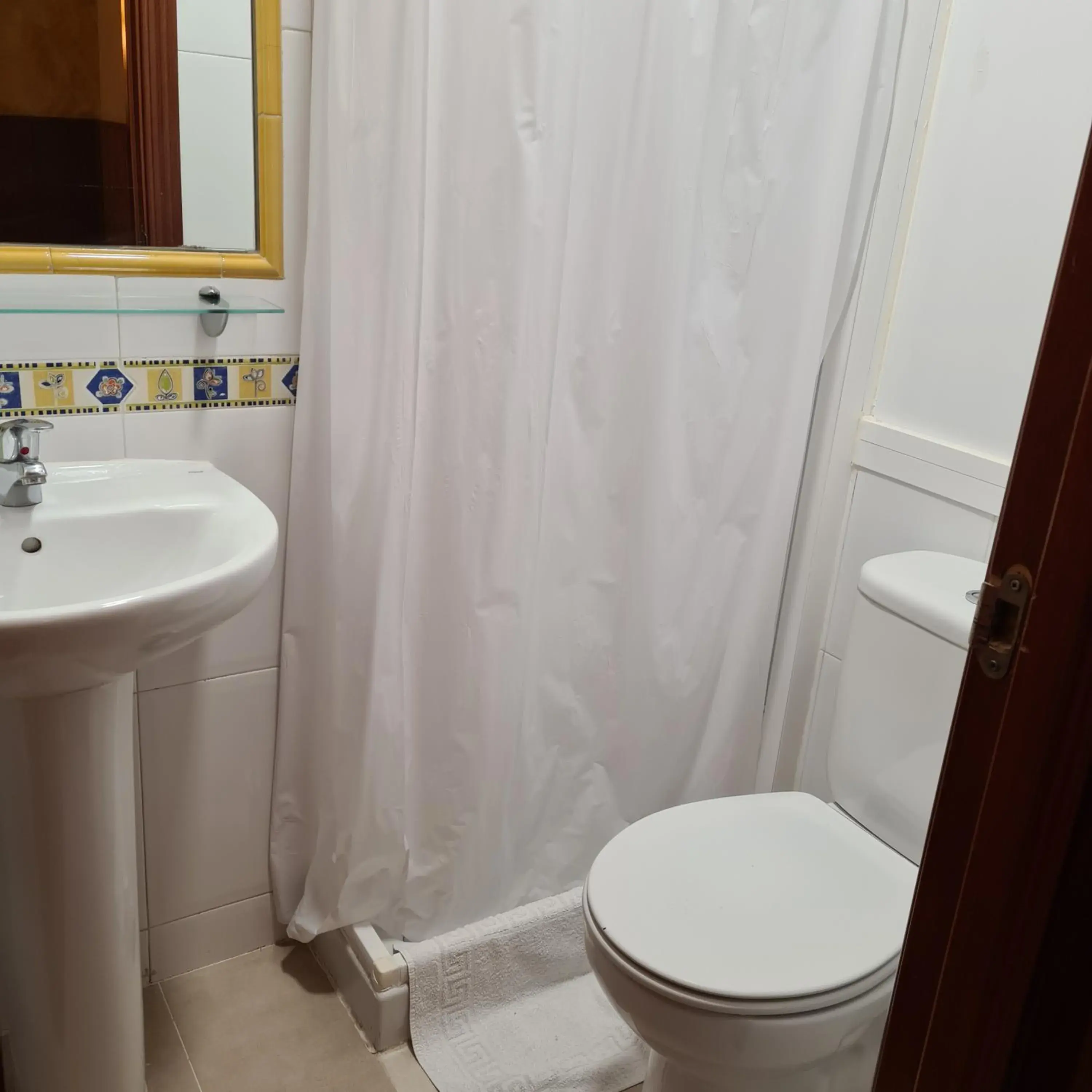 Bathroom in Hostal Oporto
