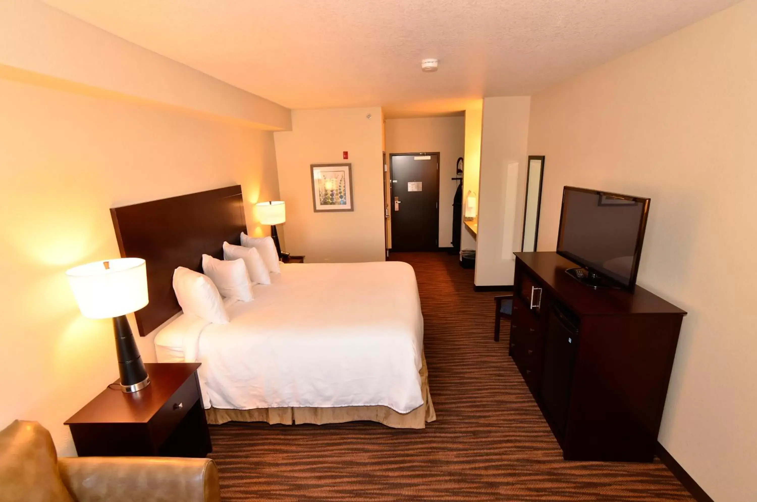 Bed, TV/Entertainment Center in Cobblestone Inn & Suites - Holstein