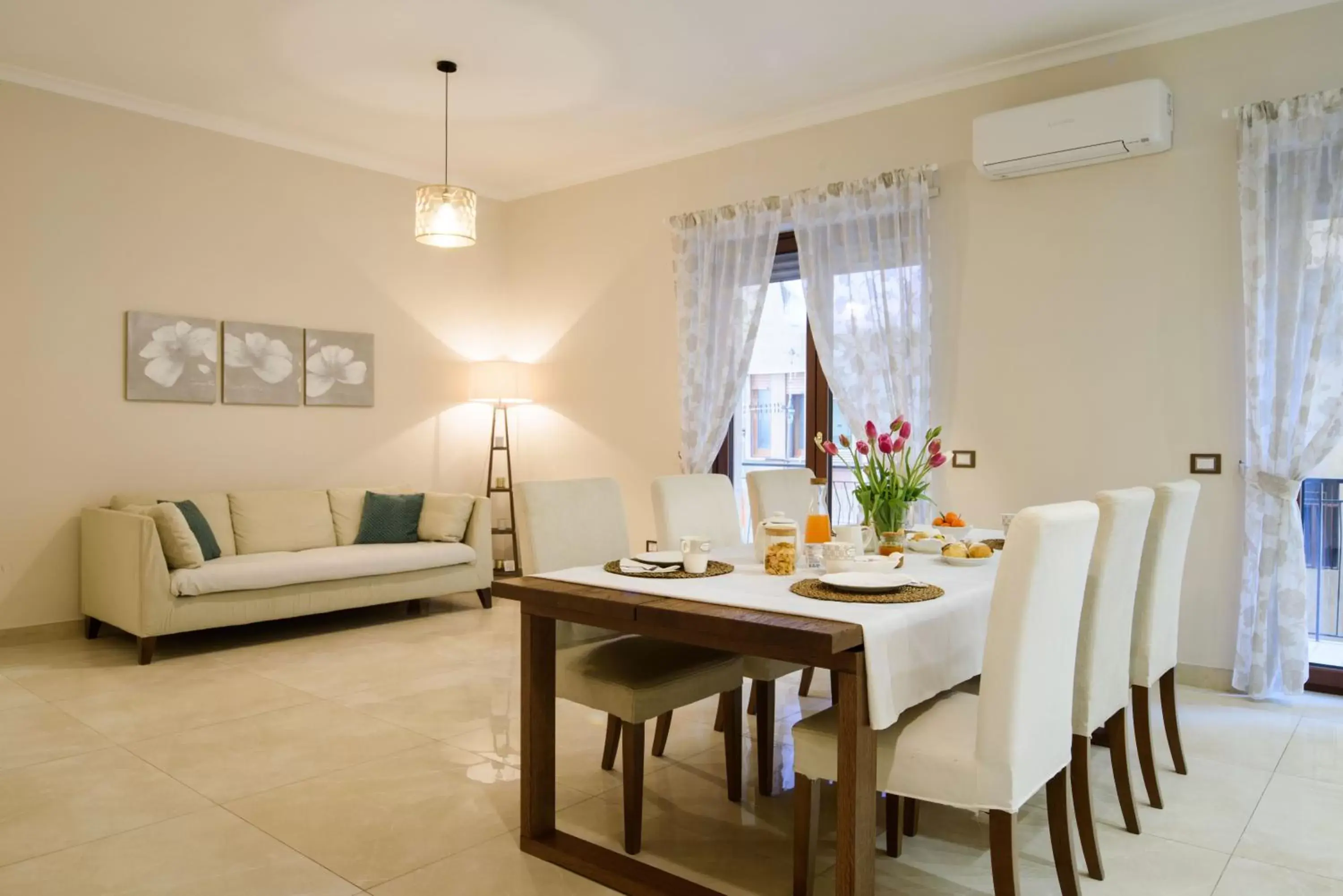 Living room, Dining Area in HomeAway Salerno