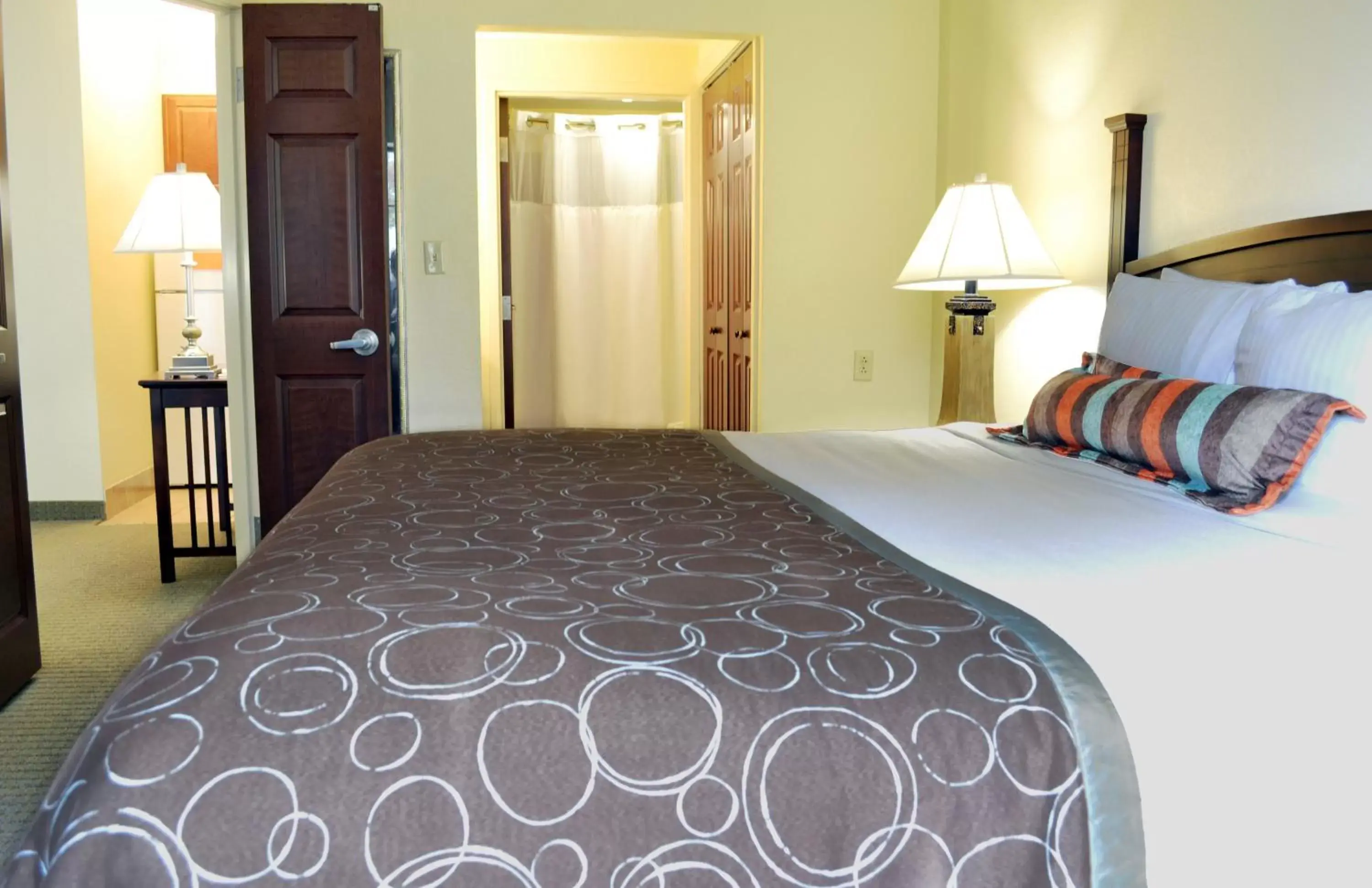 Photo of the whole room, Bed in Staybridge Suites Hot Springs, an IHG Hotel