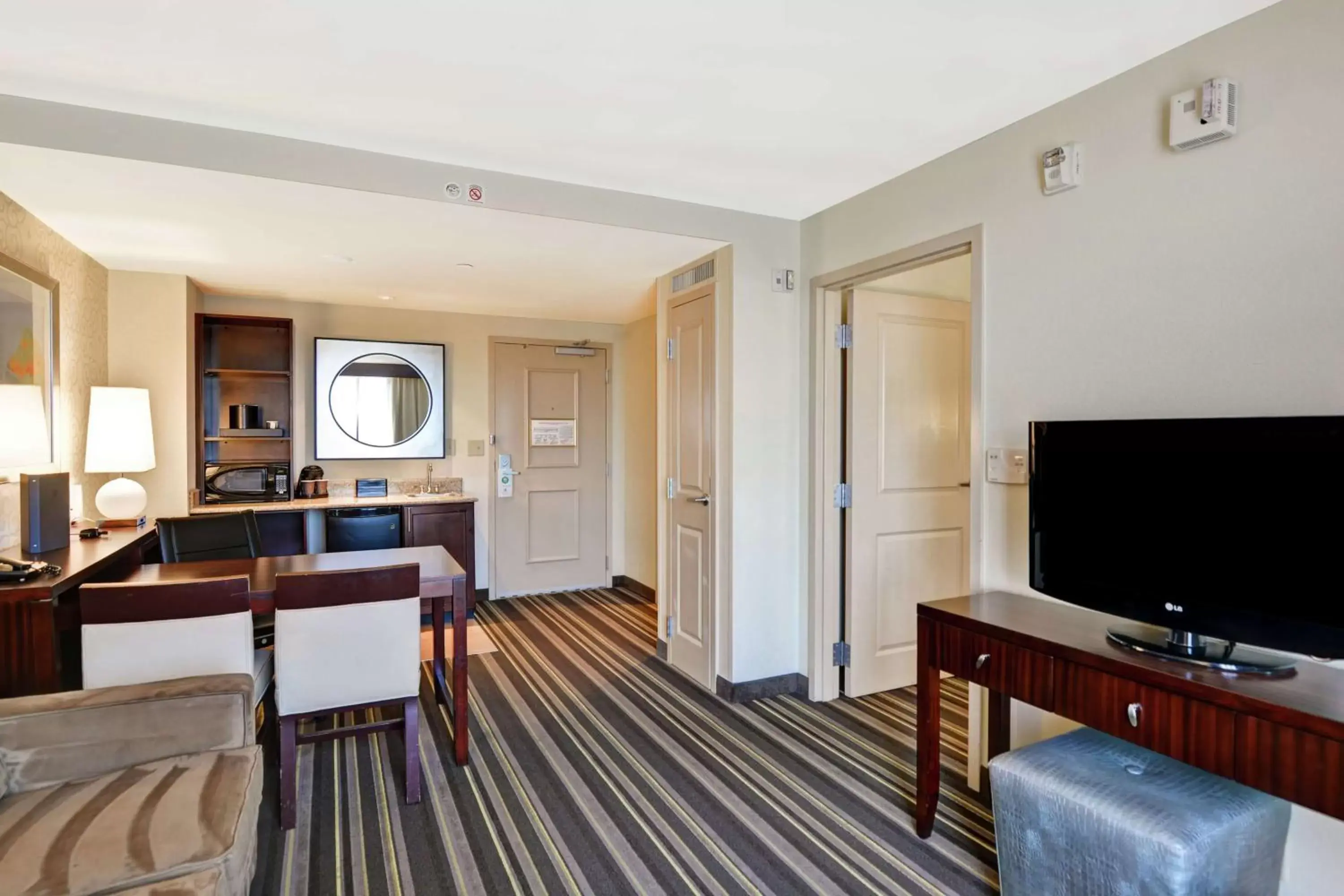 Bedroom, TV/Entertainment Center in Embassy Suites Savannah Airport