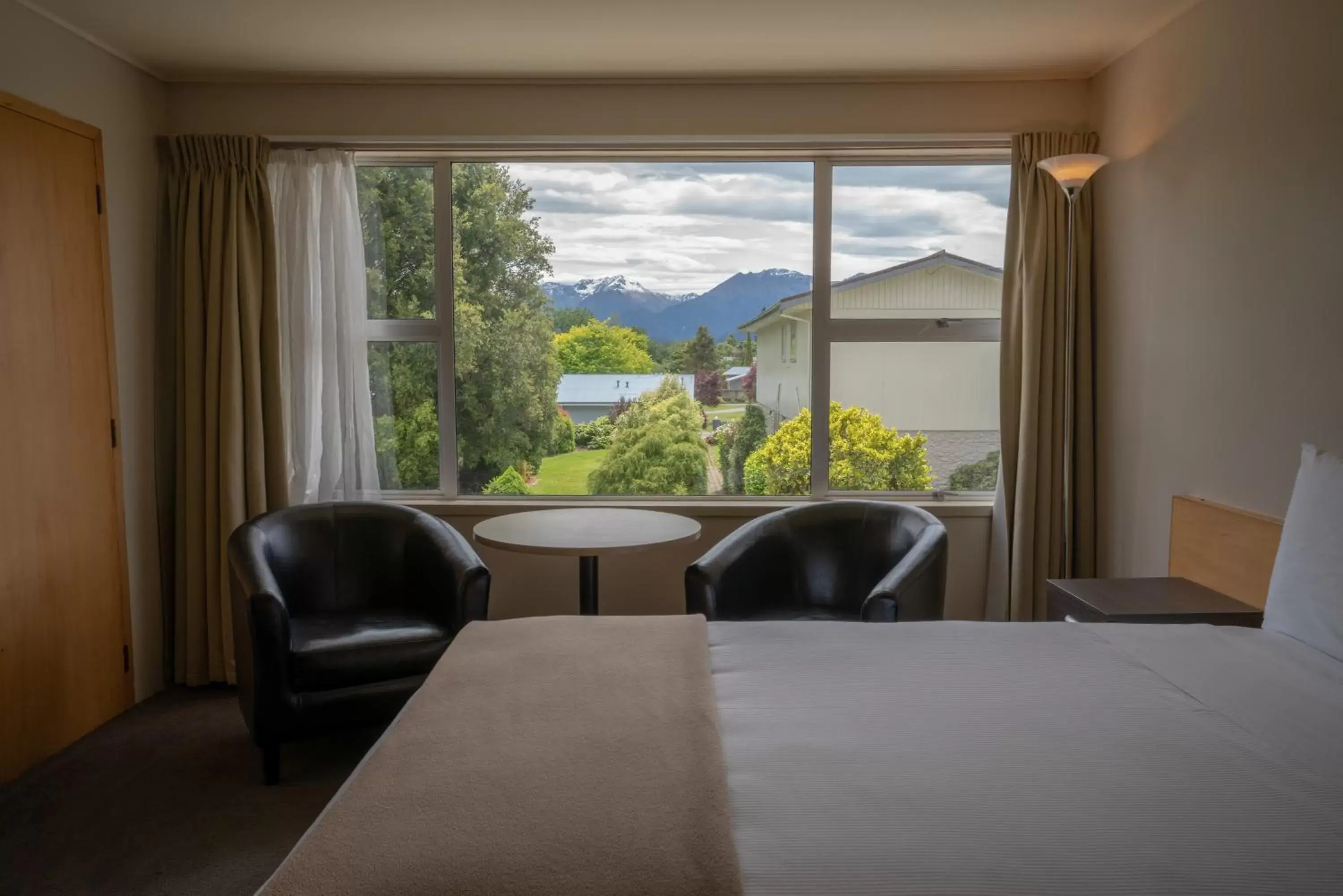 Seating area, Mountain View in Kingsgate Hotel Te Anau