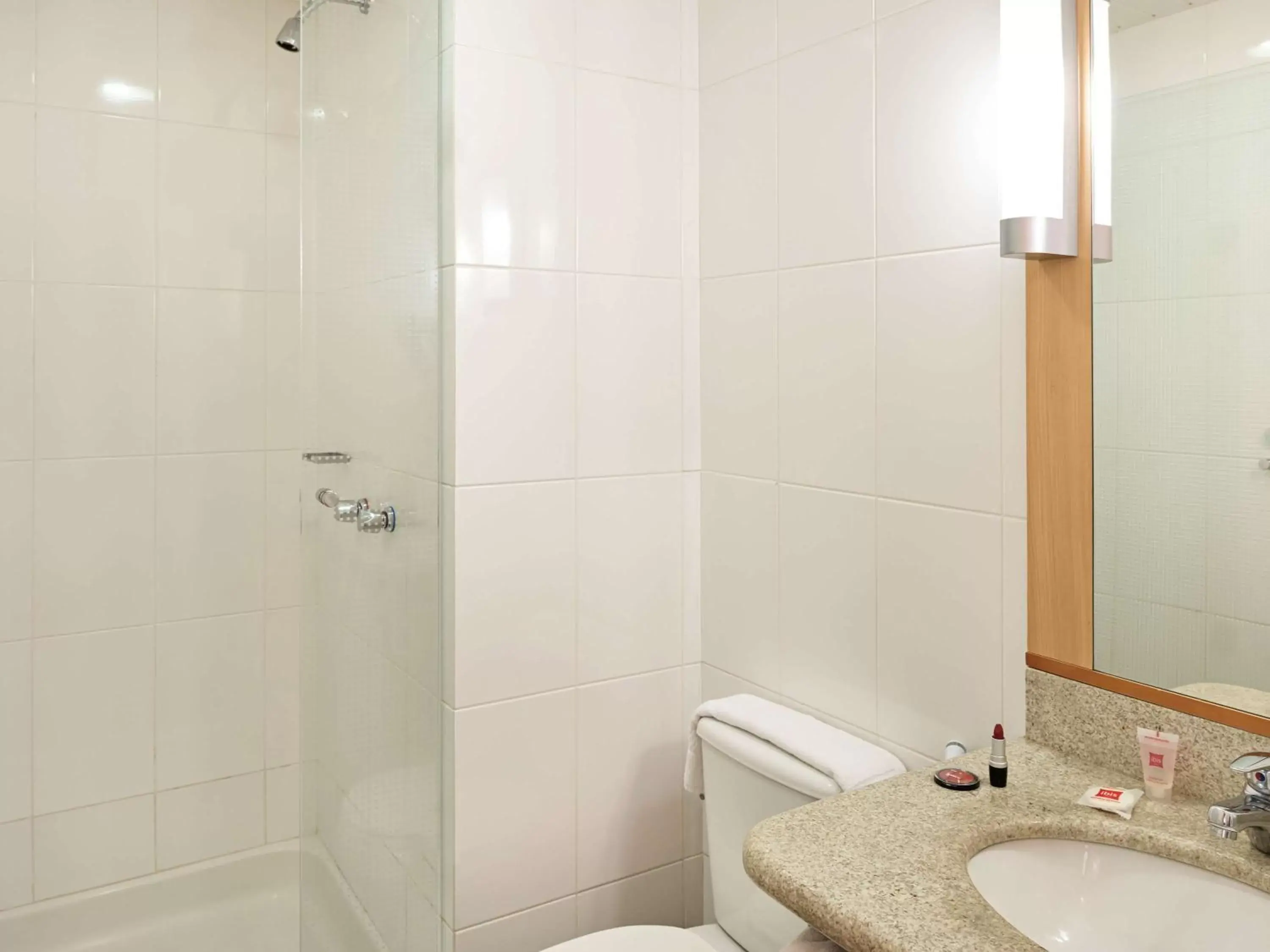 Photo of the whole room, Bathroom in ibis Curitiba Shopping