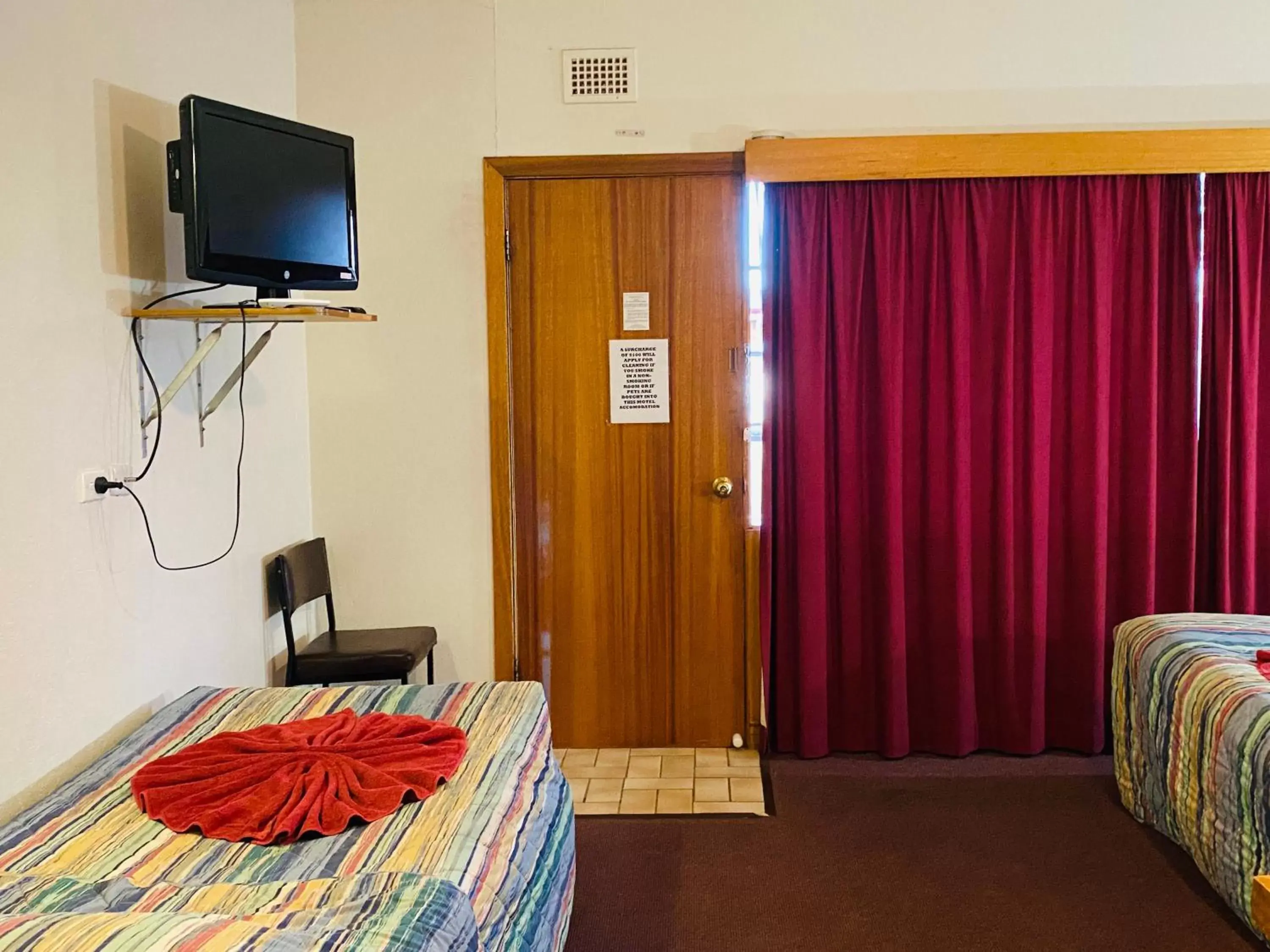 Shower, TV/Entertainment Center in County Lodge Motor Inn