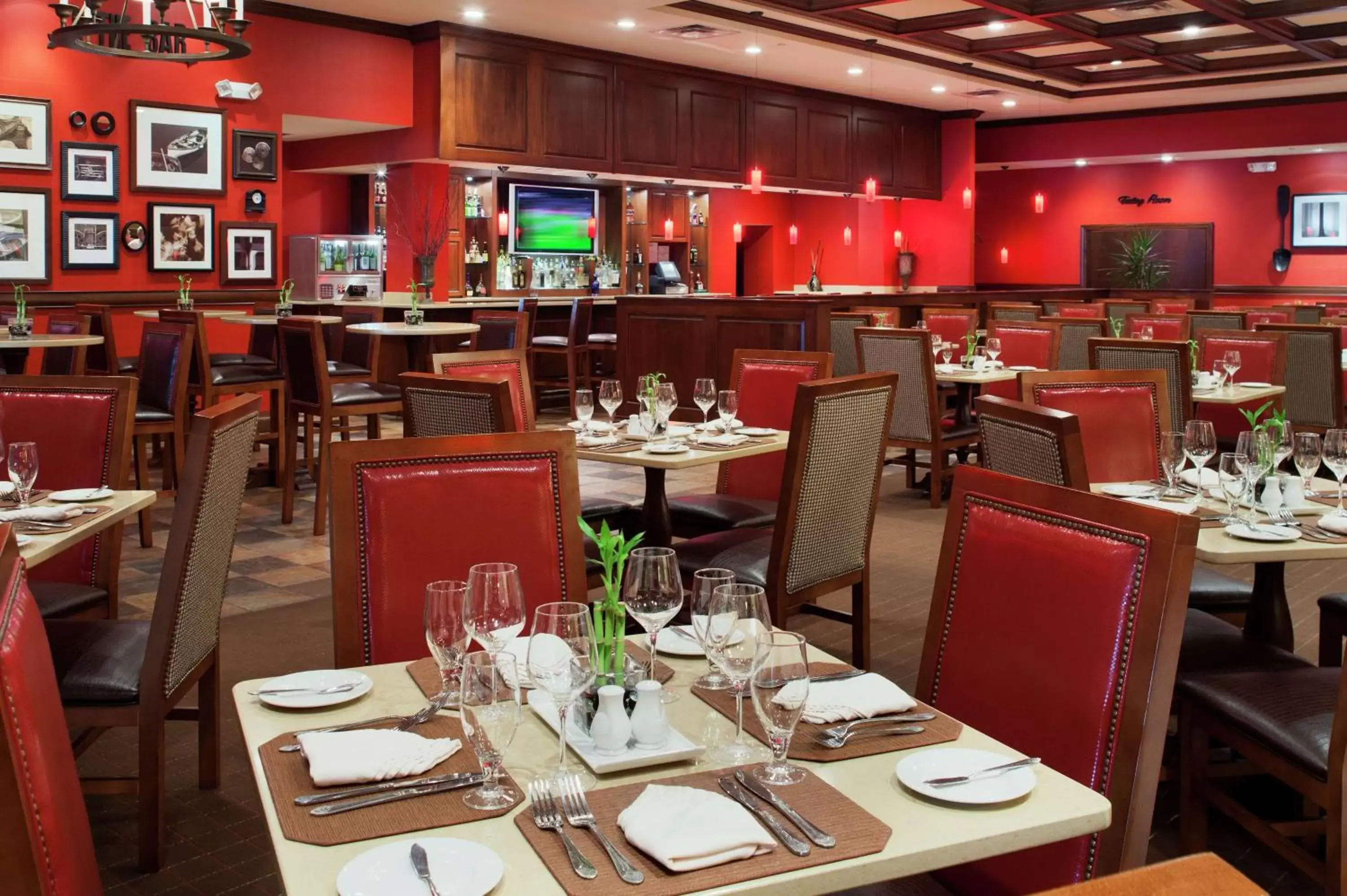 Lounge or bar, Restaurant/Places to Eat in DoubleTree by Hilton Cincinnati Airport