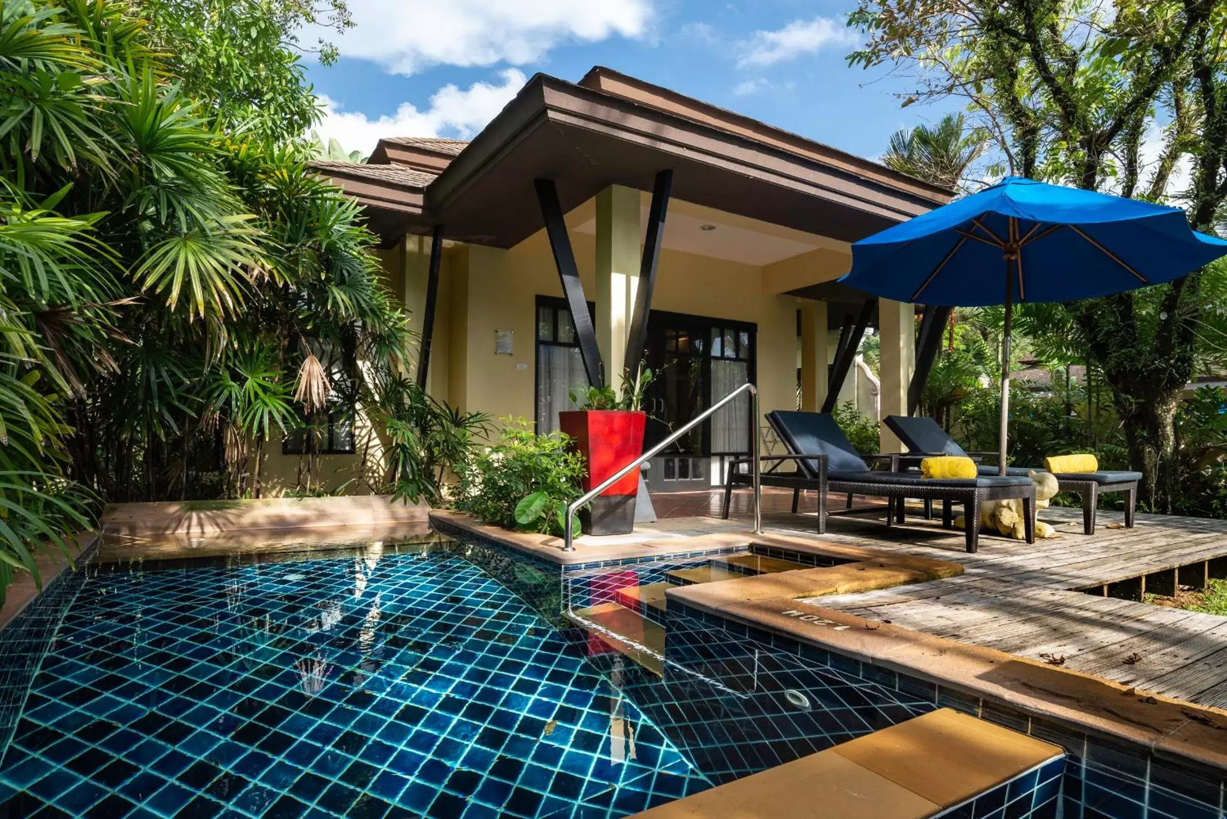 Swimming pool in Seaview Resort Khao Lak - SHA Plus