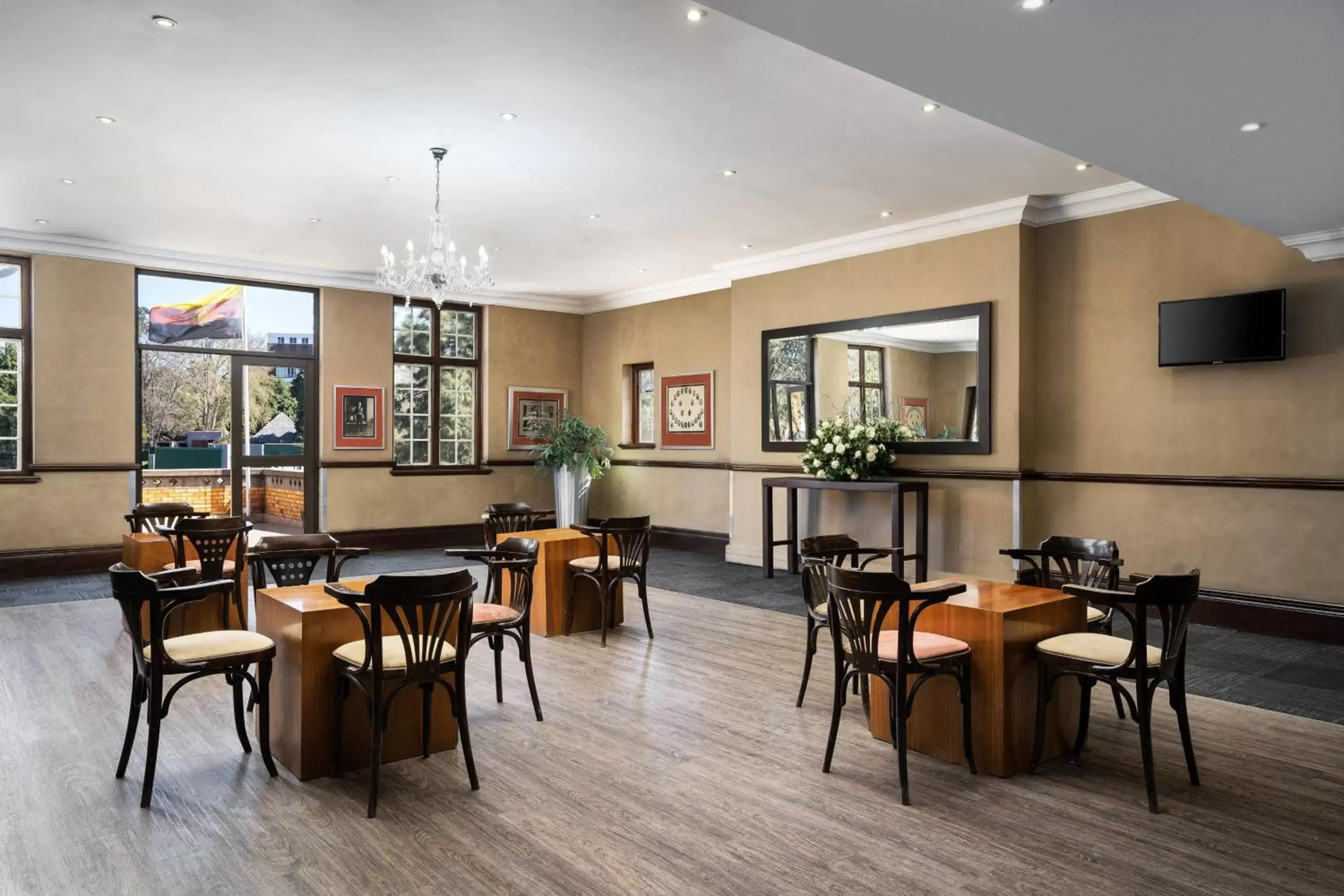Meeting/conference room, Restaurant/Places to Eat in Protea Hotel by Marriott Johannesburg Wanderers
