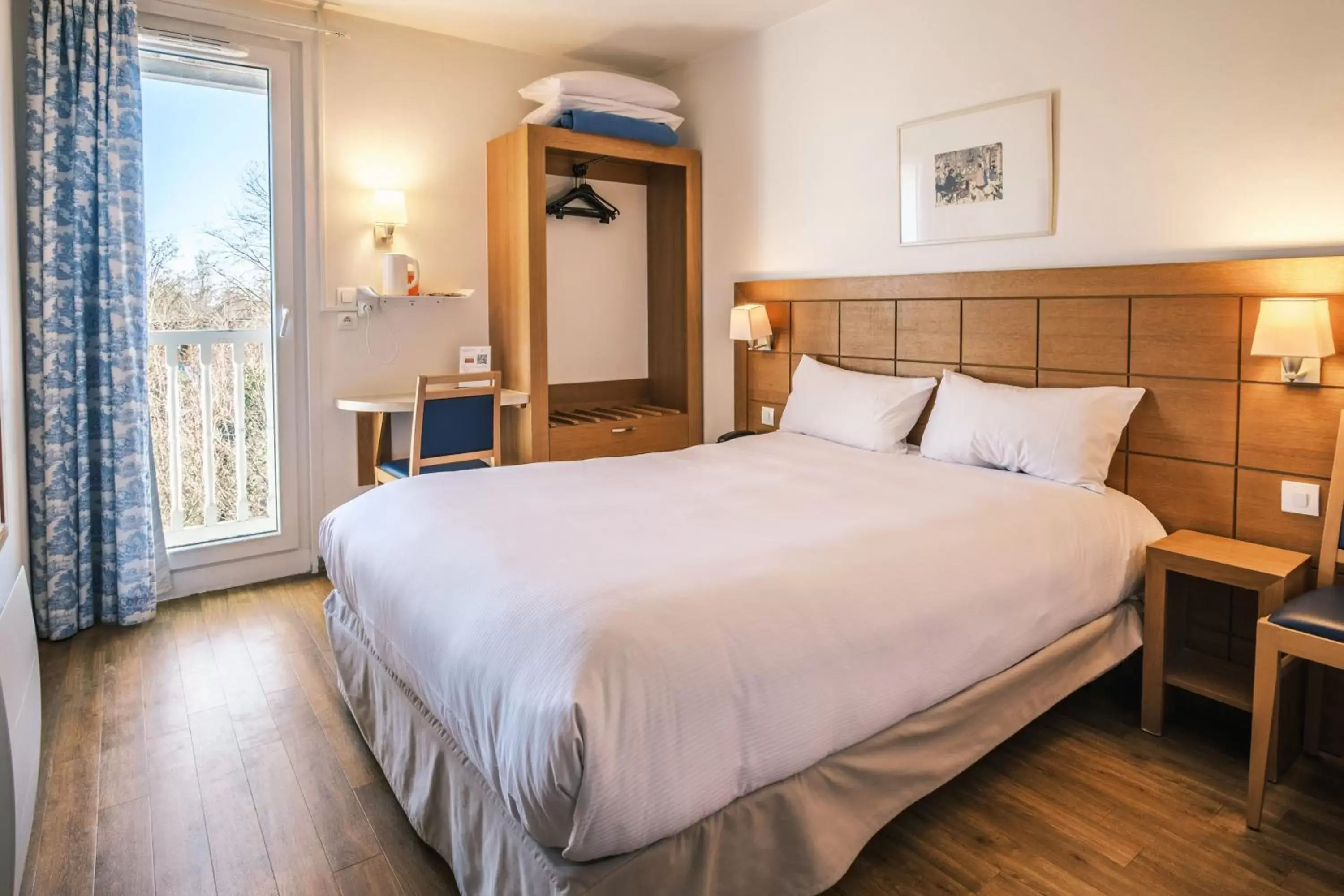 Bedroom, Bed in Hotel Strasbourg - Montagne Verte & Restaurant Louisiane