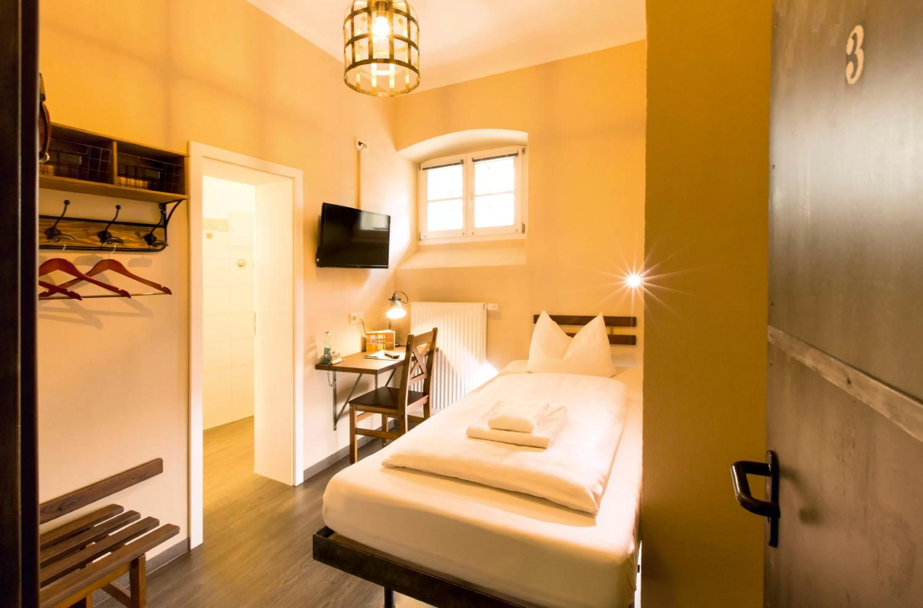 Photo of the whole room, Bed in Knast-Hotel Fronfeste