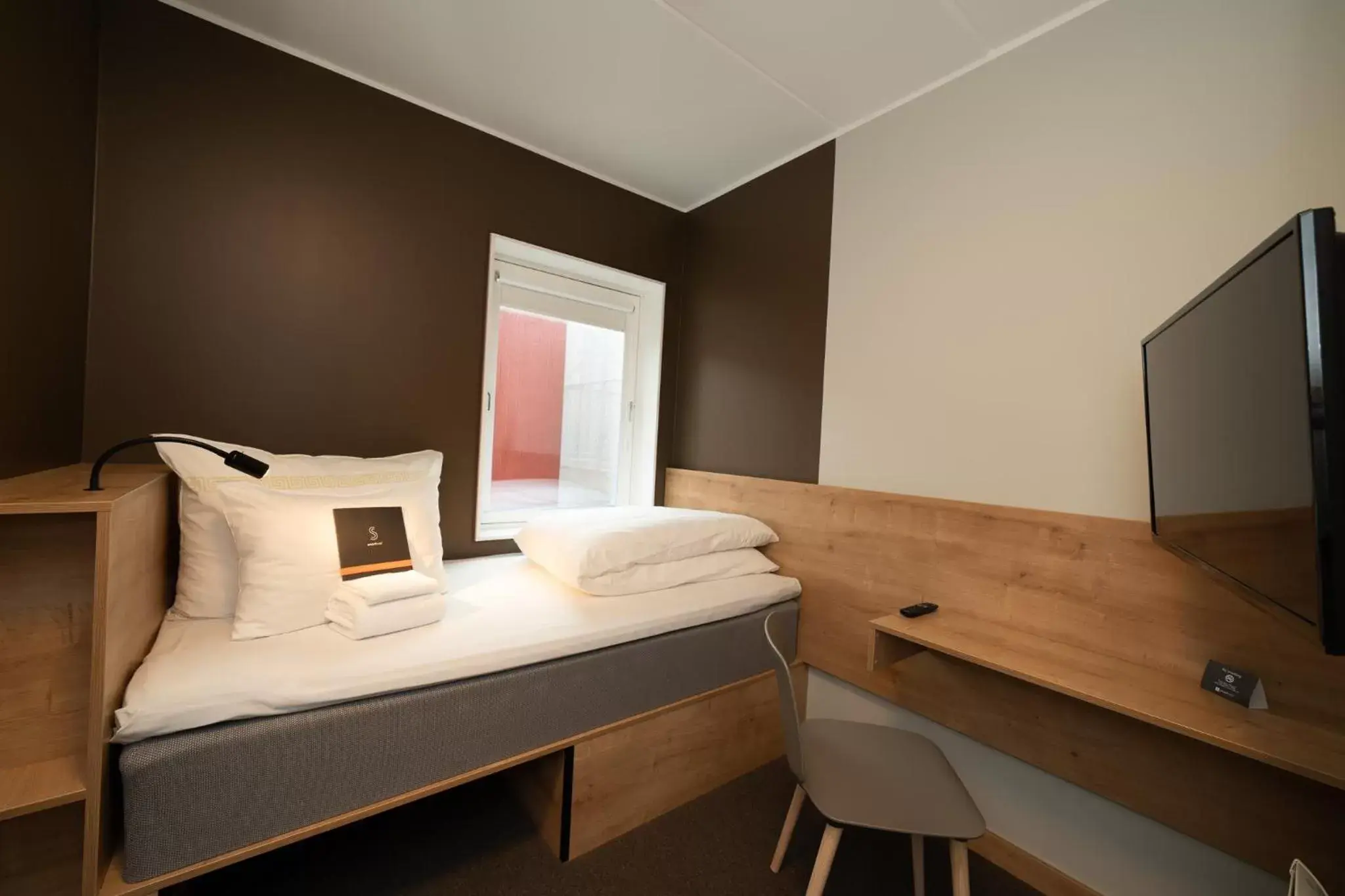 Bed, Bathroom in Smarthotel Hammerfest