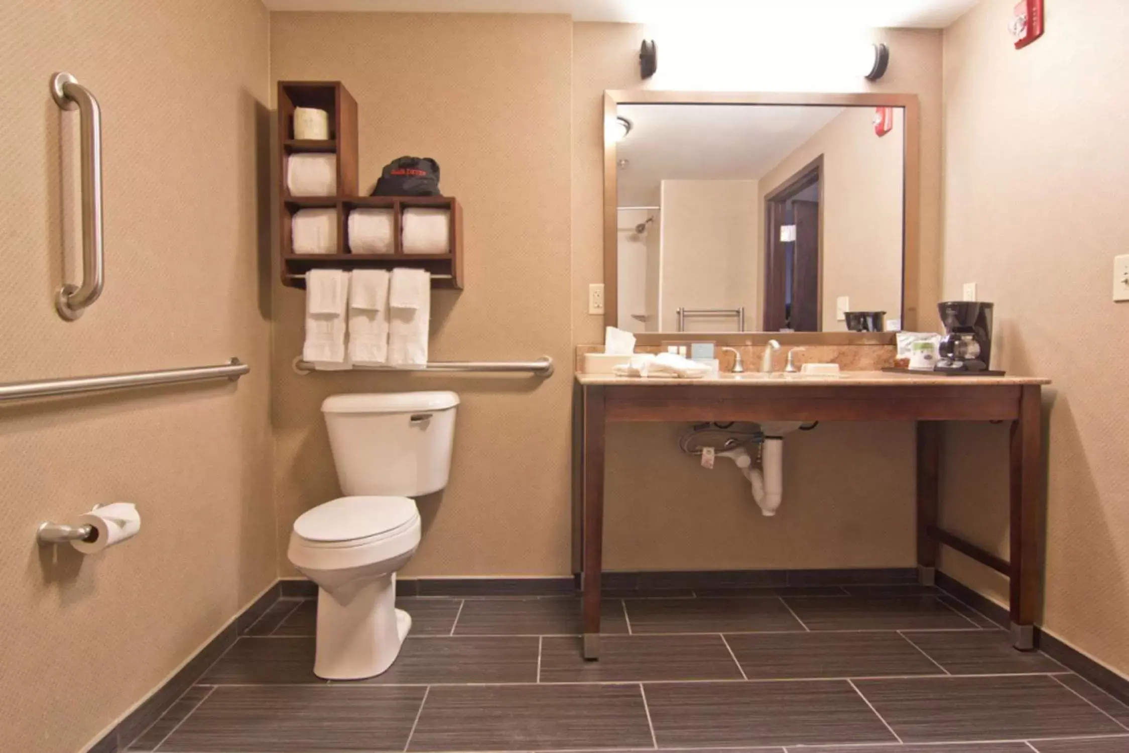 Bed, Bathroom in Hampton Inn Columbus-South