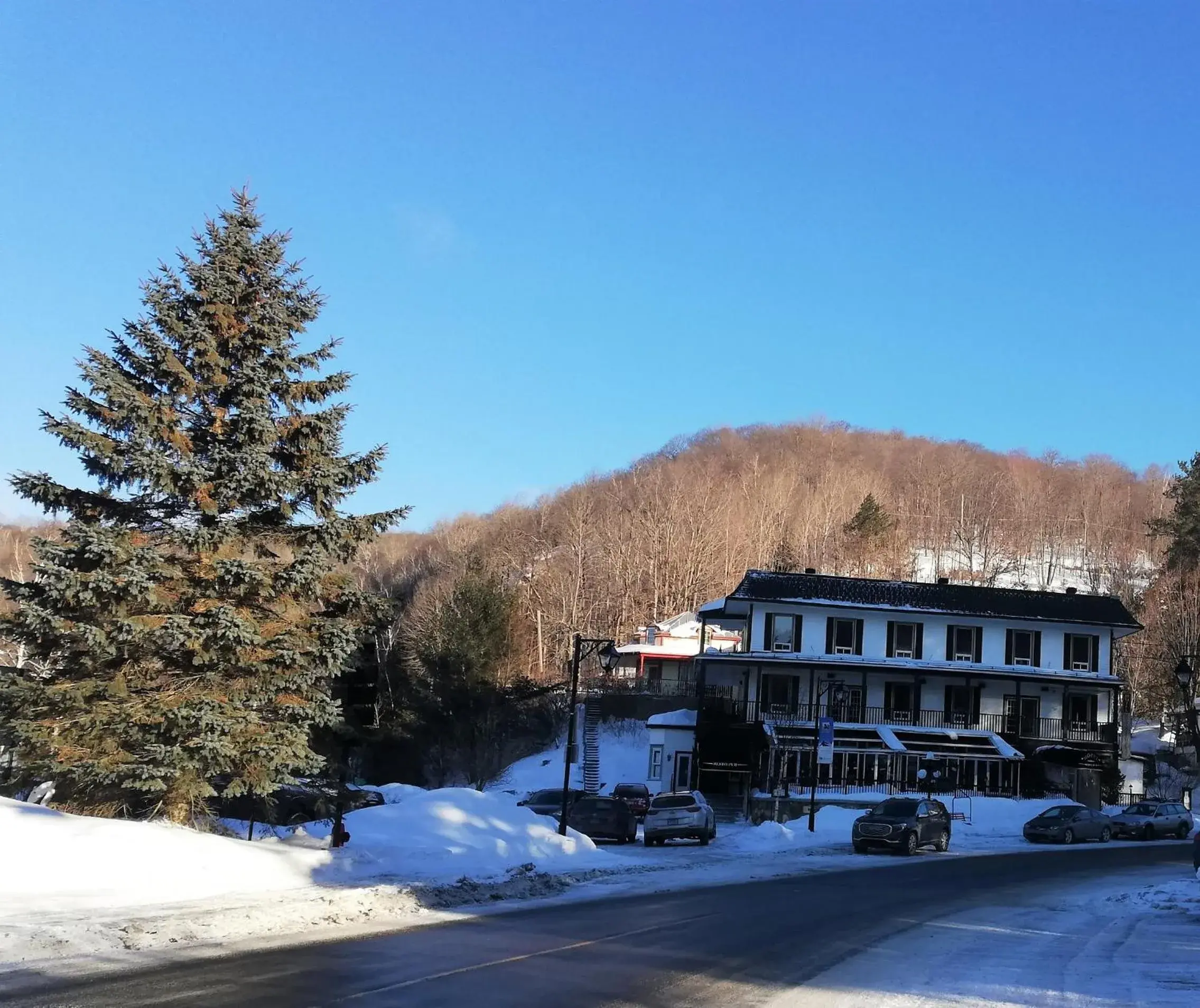 Facade/entrance, Winter in Hotel Mont-Tremblant